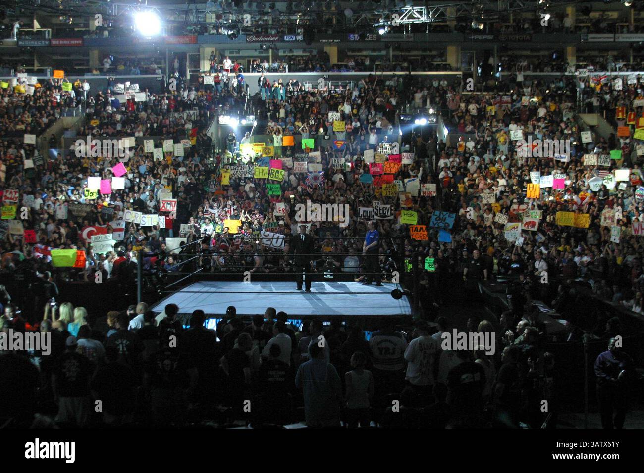 April 2005 – Los Angeles, KALIFORNIEN, USA – K42523MR.WRESTLEMANIA 21 IM STAPLES CENTER. LOS ANGELES, CA. 04.02.05. MILAN RYBA/ 2005.ATMOSPHERE.(Bild: © Globe Photos/ZUMAPRESS.com) Stockfoto