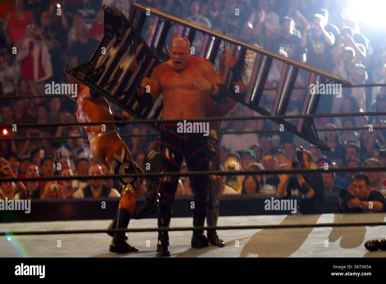 April 2005 – Los Angeles, KALIFORNIEN, USA – K42523MR.WRESTLEMANIA 21 IM STAPLES CENTER. LOS ANGELES, CA. 04.02.05. MILAN RYBA/2005.KANE (Bild: © Globe Photos/ZUMAPRESS.com) Stockfoto