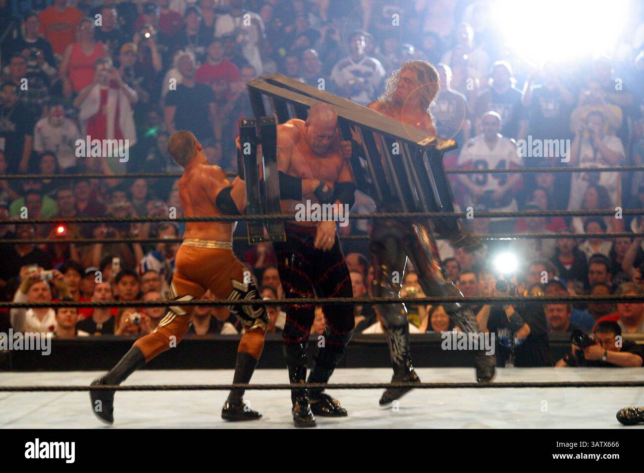 April 2005 – Los Angeles, KALIFORNIEN, USA – K42523MR.WRESTLEMANIA 21 IM STAPLES CENTER. LOS ANGELES, CA. 04.02.05. MILAN RYBA/2005.KANE (Bild: © Globe Photos/ZUMAPRESS.com) Stockfoto