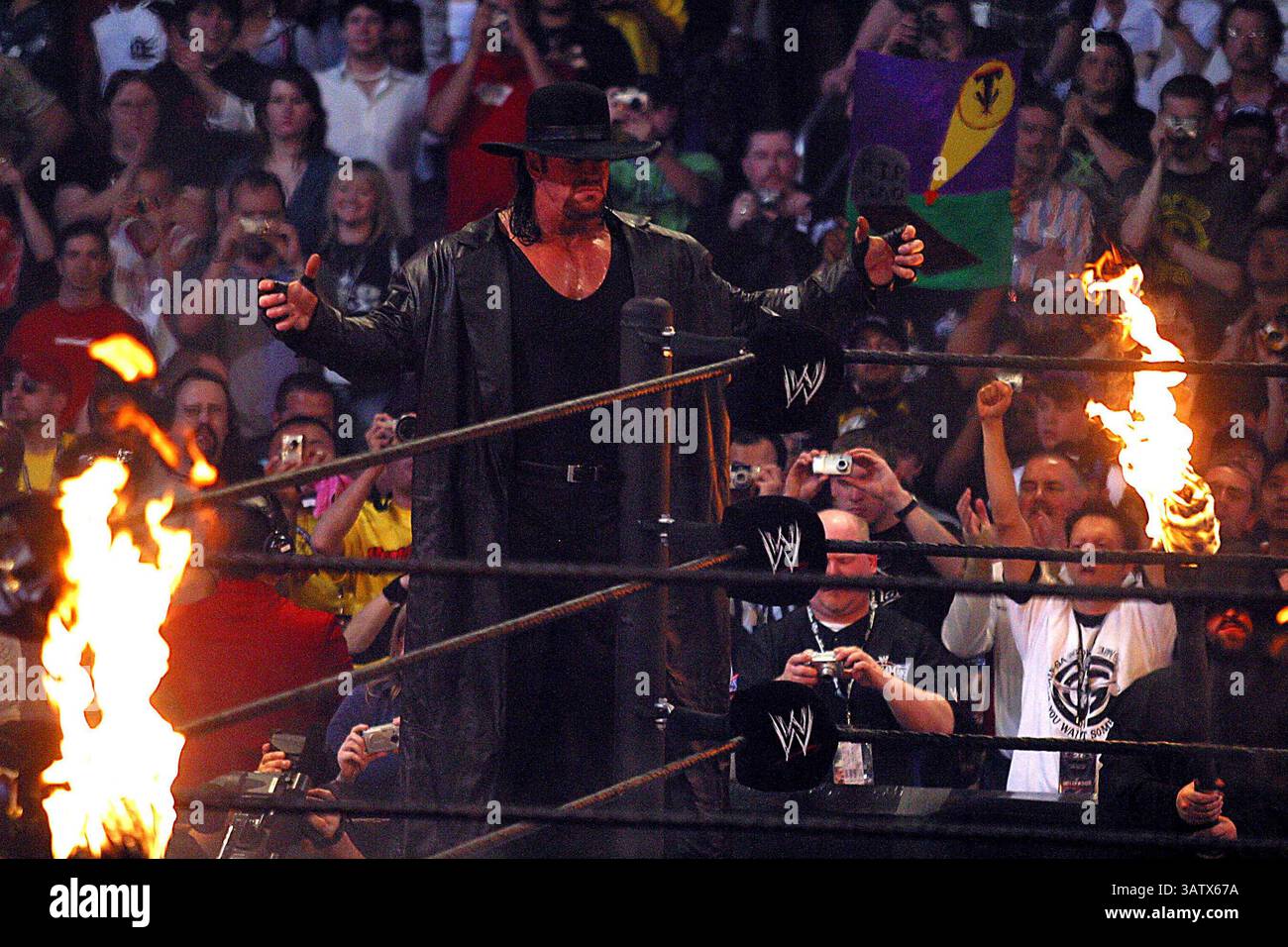April 2005 – Los Angeles, KALIFORNIEN, USA – K42523MR.WRESTLEMANIA 21 IM STAPLES CENTER. LOS ANGELES, CA. 04.02.05. MILAN RYBA/ 2005. DER BESTATTUNGSMEISTER. (Kreditbild: © Globe Photos/ZUMAPRESS.com) Stockfoto