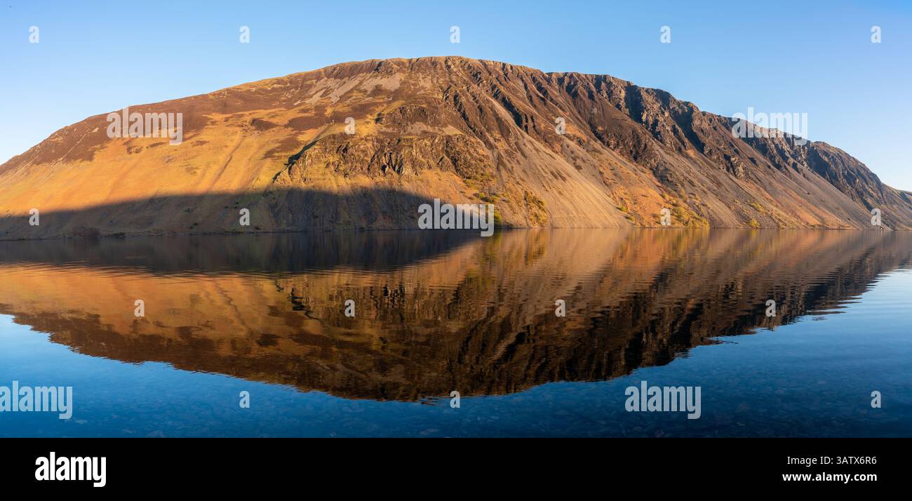 Ich schaue über das Abwasser zu den Geröllungen Stockfoto