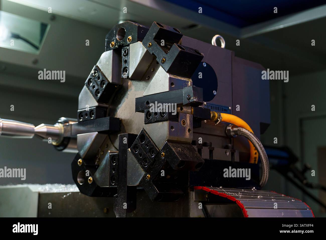 Ein Spannfutter mit Nocken, ein Teil einer cnc-Drehmaschine, Ausrüstung für die metallverarbeitende Industrie, ein Cyberpunk-Bild der Post-Apokalypse Stockfoto