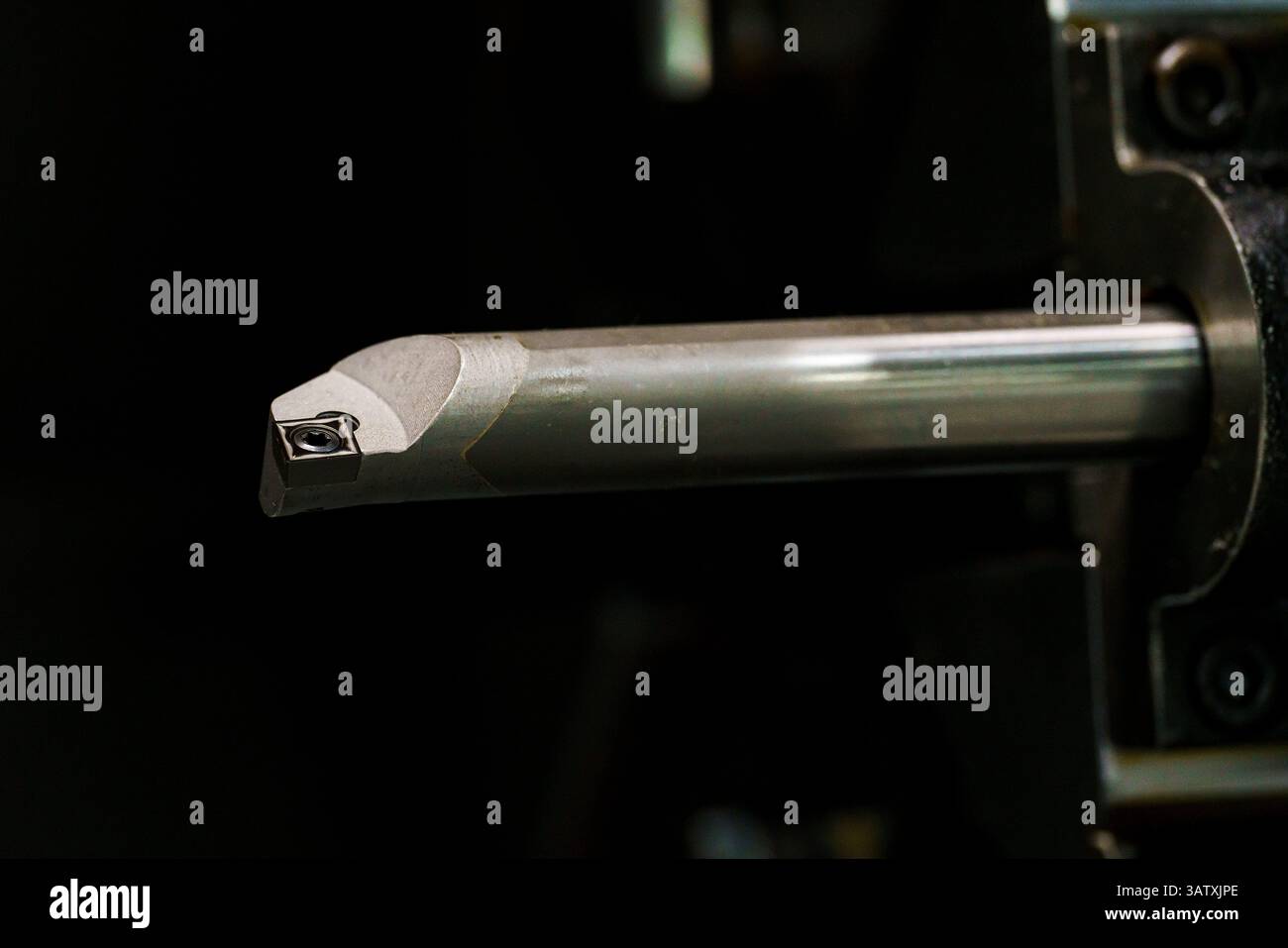 Ein Metallbearbeitungsfräser, Teil einer cnc-Drehmaschine, Ausrüstung für die metallbearbeitende Industrie Stockfoto