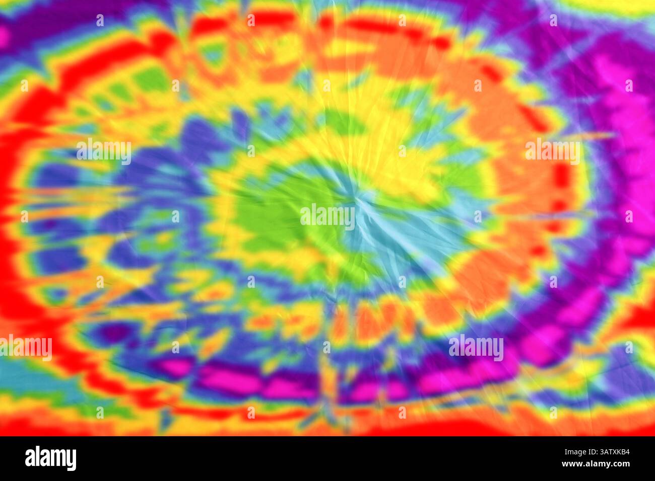 Helles, mit Tie-Dye-Technik gefärbtes Gewebe. Textil mit Wirbeln in Regenbogenfarben Stockfoto