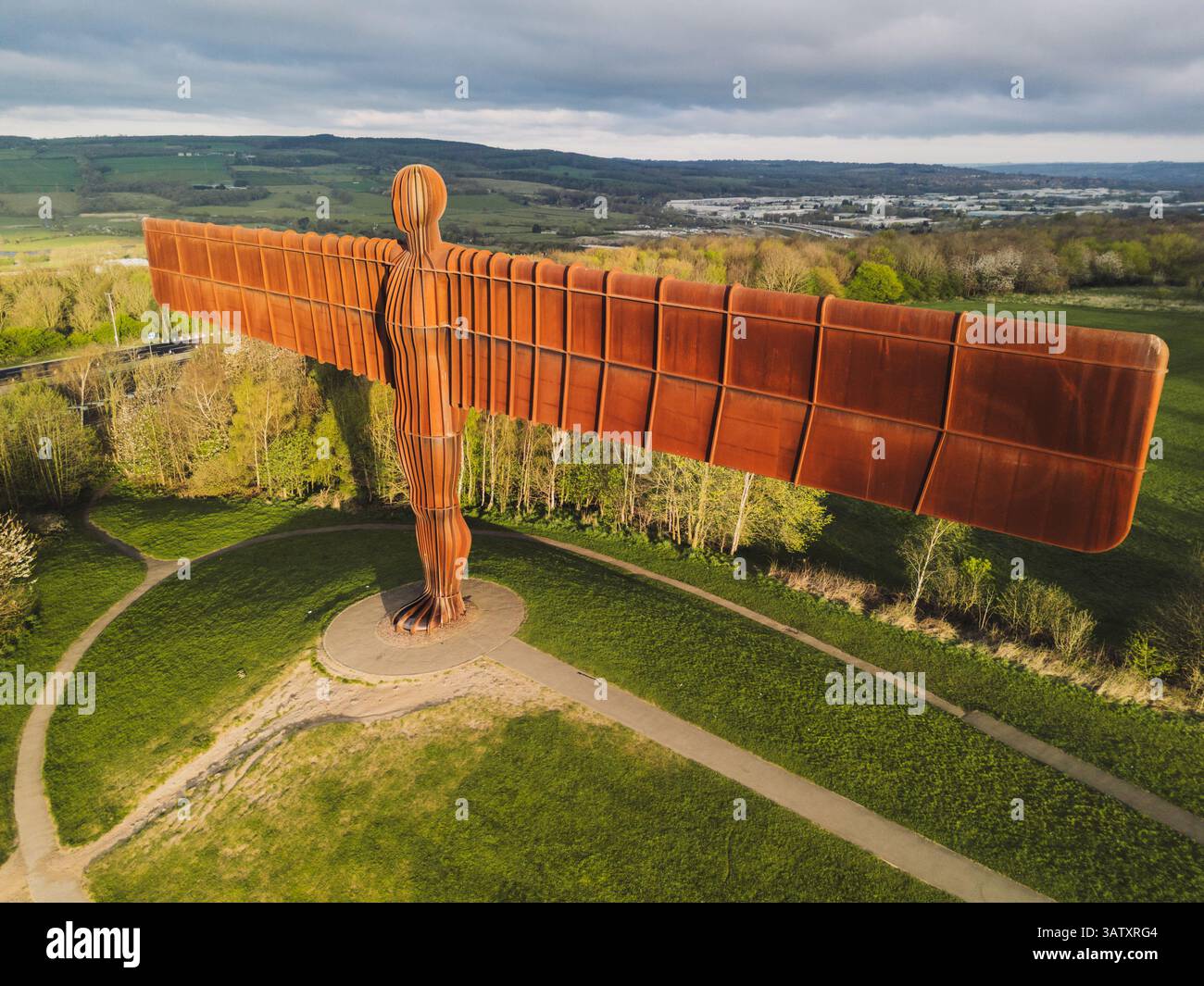 Gateshead UK: 13. April 2025: Nahaufnahme der Skulptur des Angels des Nordens des Künstlers Antony Gormley erhöhte Drohnenposition Stockfoto