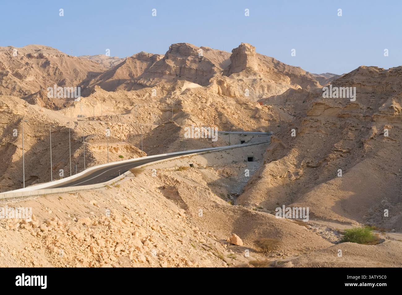 Bergstraße im Jebel Hafeet Nationalpark in Al Ain, VAE, beliebtes Touristenziel. Familienwochenende Freizeitaktivitäten. Stockfoto