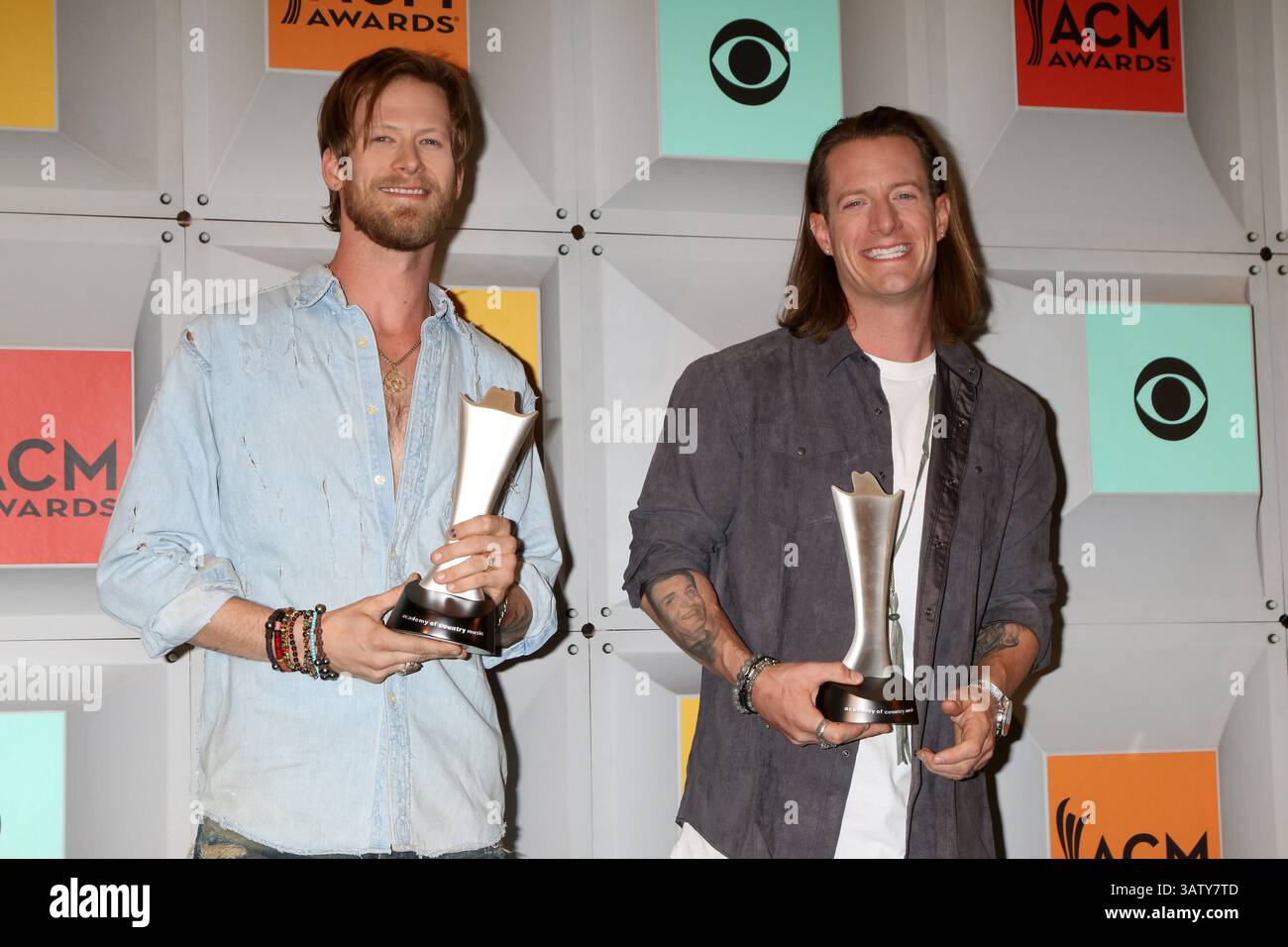 April 2016 - Las Vegas, NV, USA - LAS VEGAS - APR 3: Brian Kelley, Tyler Hubbard, Florida Georgia Line bei den 51. Academy of Country Music Awards in der MGM Grand Garden Arena am 3. April 2016 in Las Vegas, NV (Credit Image: © Kathy Hutchins/Newscom via ZUMA Press) Stockfoto