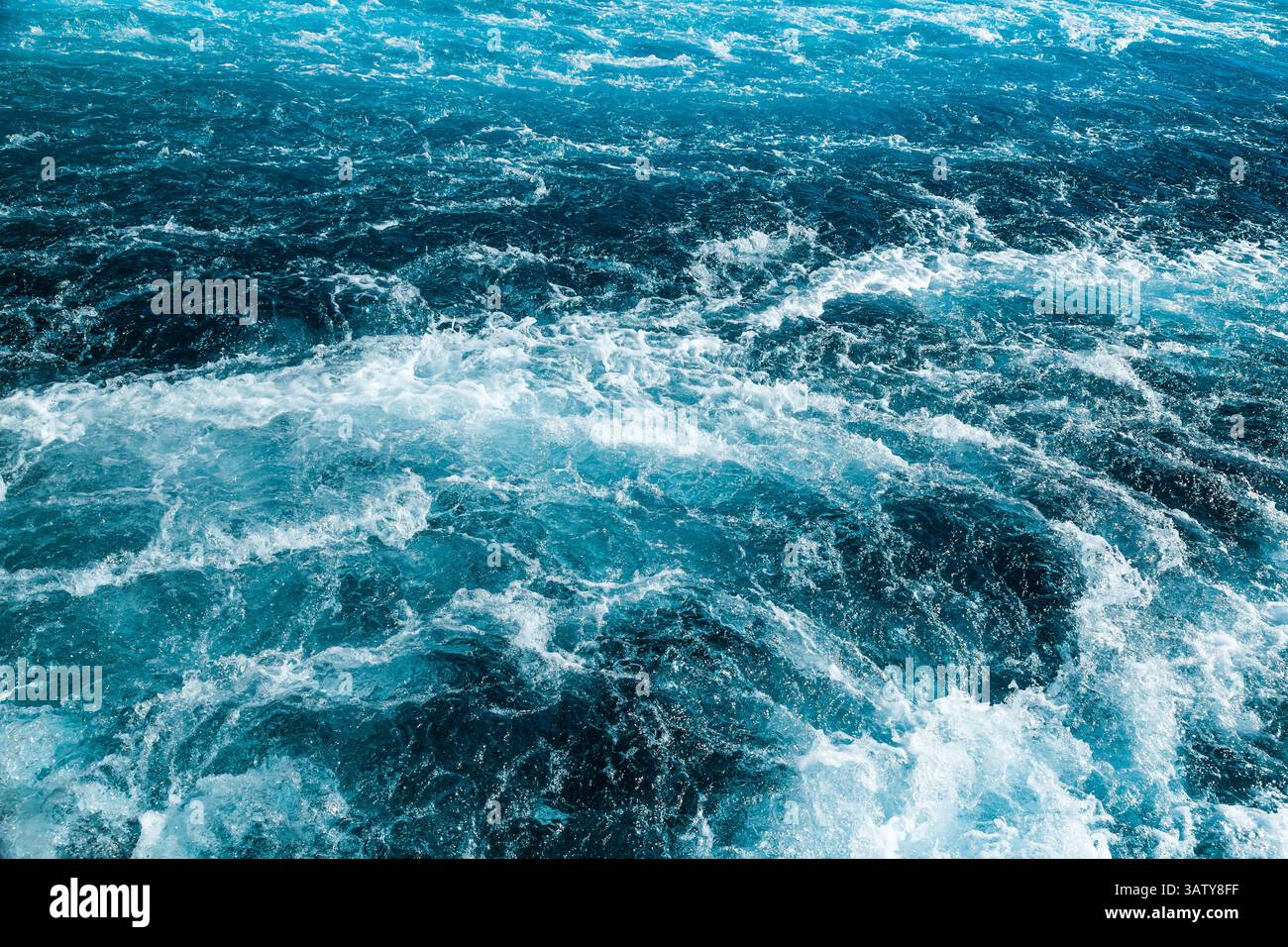 Strömende Strömung des Süßwassers des Flusses. Stockfoto