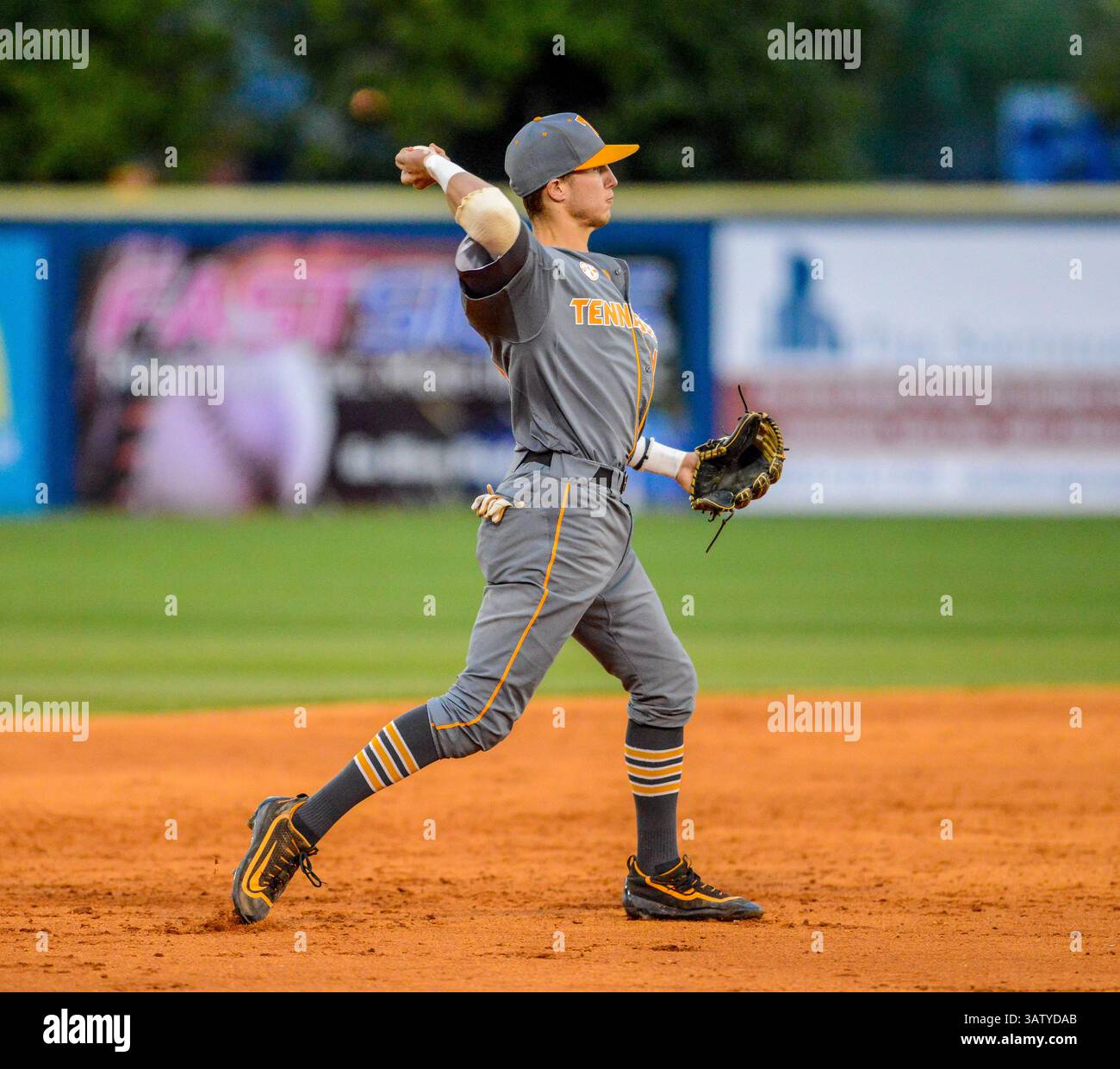 April 19,2016: Max Bartlett #19 wirft während des Spiels zwischen den Tennessee Volunteers und den MTSU Blue Raiders im Reese Smith Jr Field in Murfreesboro, TN. Foto von Thomas McEwen/CSM (Kreditbild: © Thomas McEwen/CSM via ZUMA Wire) Stockfoto