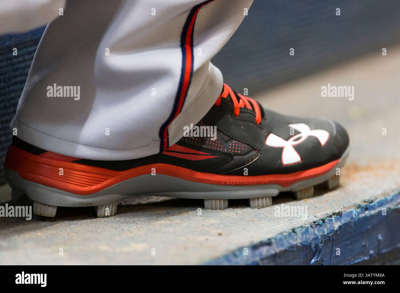 20. April 2016: Under Armor Baseballschuhe, getragen von einem Twins-Spieler während des Major League Baseballspiels zwischen den Milwaukee Brewers und den Minnesota Twins im Miller Park in Milwaukee, WI. John Fisher/CSM(Bild: © John Fisher/CSM via ZUMA Wire) Stockfoto