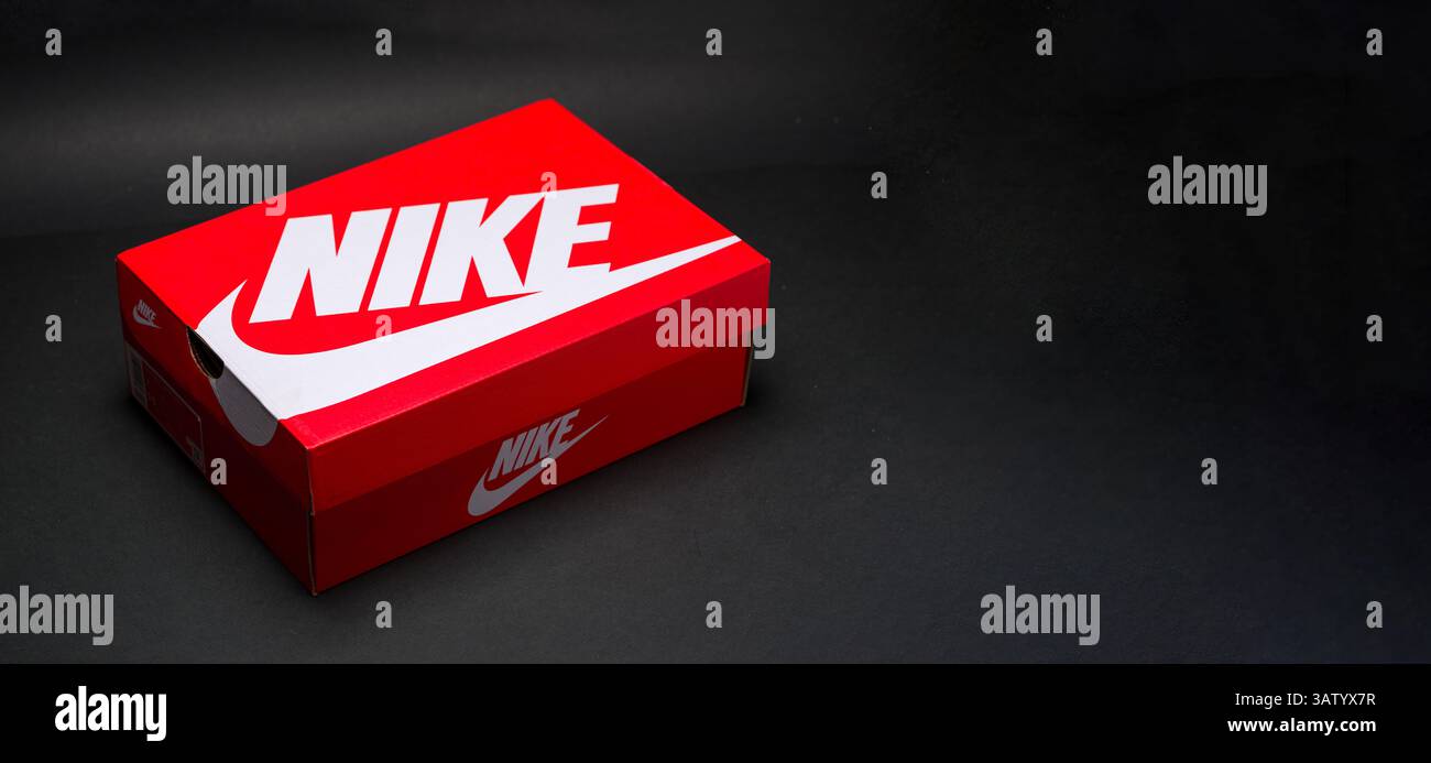 Antalya, Türkei - 15. April 2025: Rote Nike Sneakers Box auf schwarzem Hintergrund Stockfoto