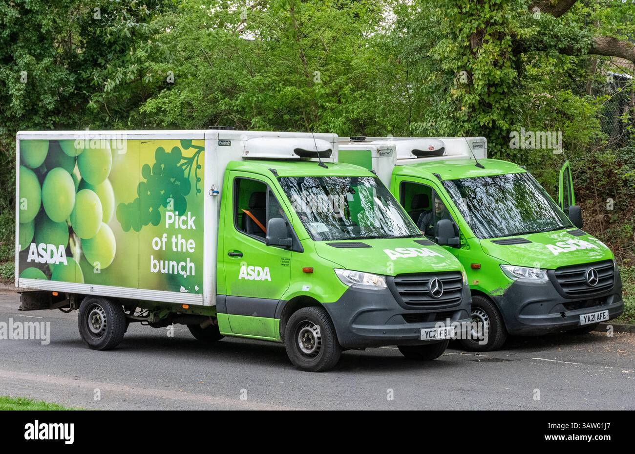 Zwei Asda Supermarkt Lieferwagen parken, England, Großbritannien Stockfoto