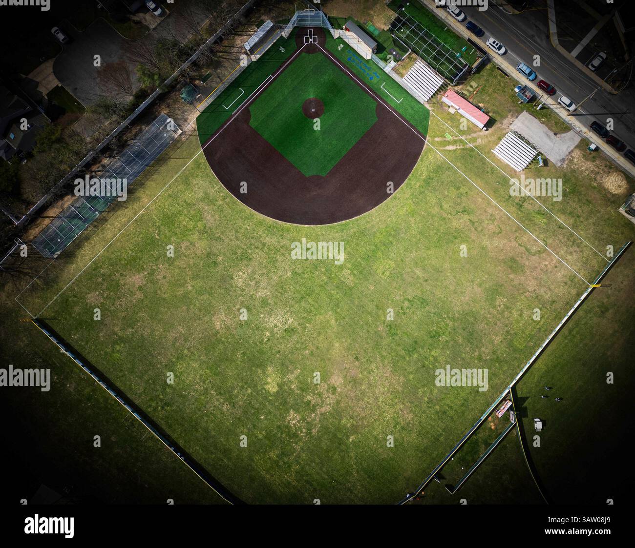 Ein Blick aus der Vogelperspektive zeigt ein neues grünes Baseballfeld mit Kunstrasen aus 400 Metern Höhe und einer Vignette, die die Aussparungen verdunkelt Stockfoto