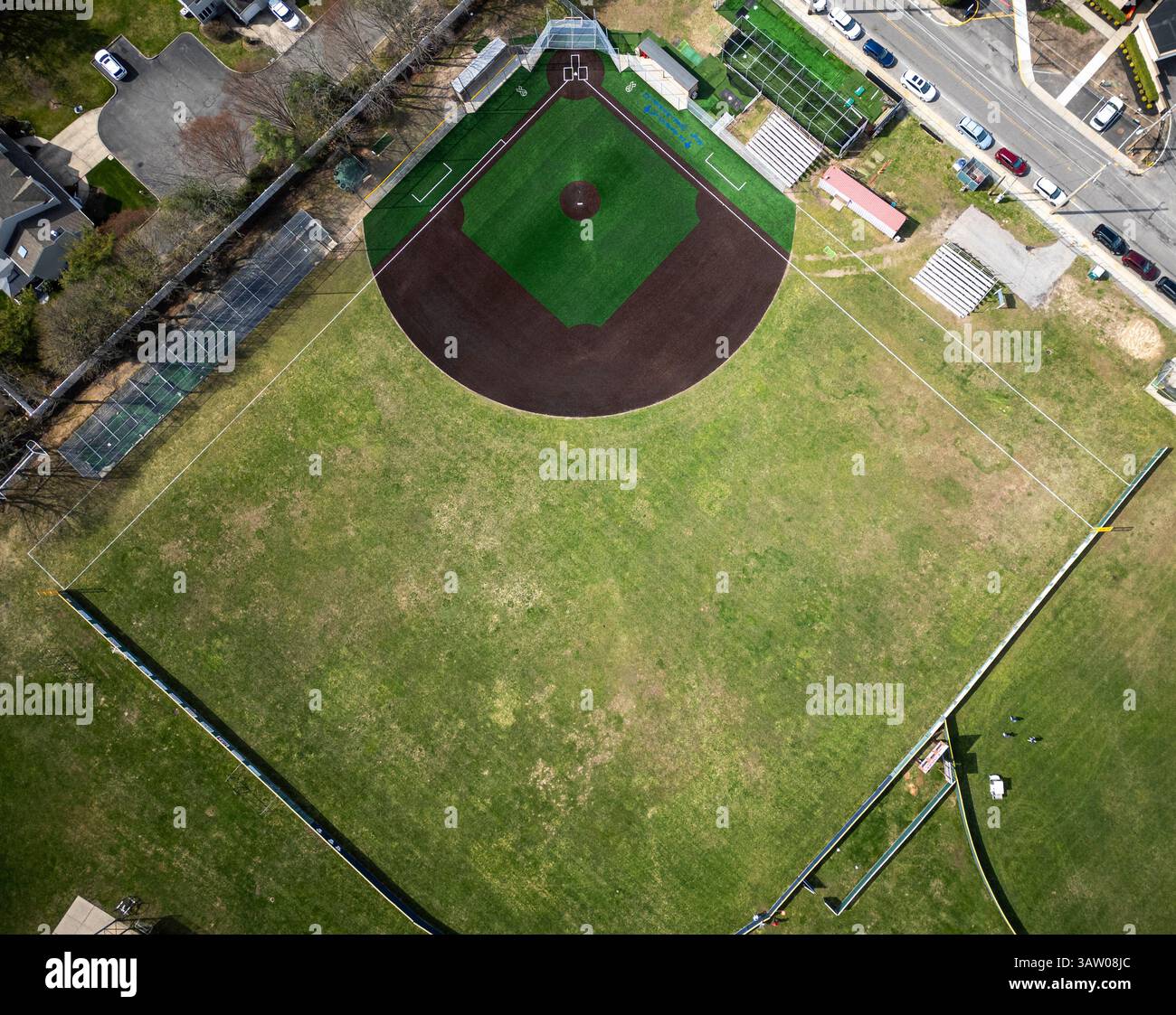 Aus der Vogelperspektive ist ein neues grünes Baseballfeld mit Kunstrasen aus 400 Metern Höhe zu sehen. Stockfoto