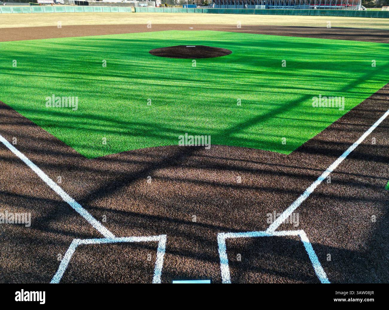 Blick von hinter der Home Plate auf ein neues Turf Baseballfeld Stockfoto