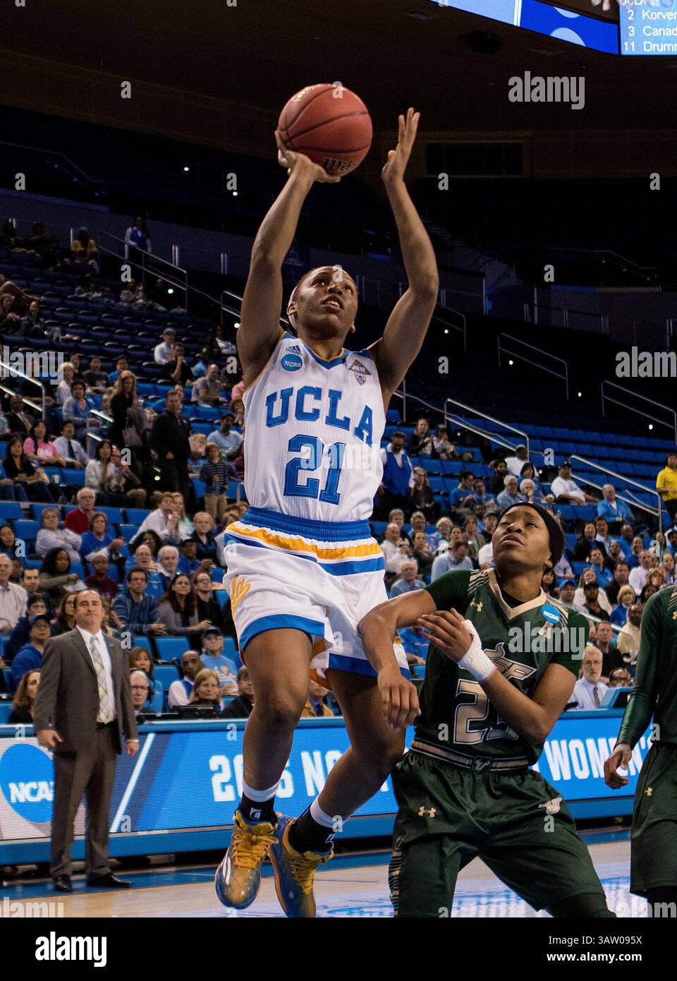 21. März 2016 Westwood, CA...UCLA Guard (21) Nirra Fields fährt während eines NCAA Division 1 Division Championship-Spiels zwischen den South Florida und den UCLA Bruins im Pauley Pavilion in Westwood, Kalifornien, in den Korb. UCLA besiegte Südflorida von 72 bis 67..(obligatorischer Kredit: Juan Lainez / MarinMedia / Cal Sport Media)(Kredit-Bild: © Juan Lainez / Marinmedia / CSM/CSM via ZUMA Wire) Stockfoto