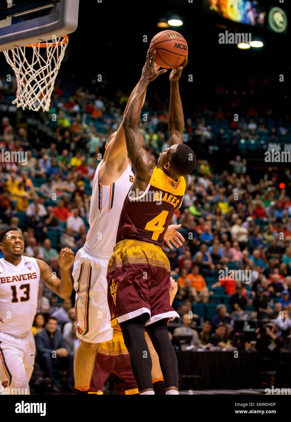 9. März 2016 Las Vegas, NV. Oregon State Center (23) Gligorjie Rakocevic blockiert einen Schuss von ASU Guard (4) Gerry Blakes während des Spiels zwischen den Oregon State Beavers gegen die Arizona State Sun Devils im MGM Grand in Las Vegas, Nevada. Oregon State besiegt durch Arizona State 75-66..(obligatorischer Kredit: Juan Lainez / MarinMedia / Cal Sport Media)(Kredit Bild: © Juan Lainez / Marinmedia / CSM/CSM via ZUMA Wire) Stockfoto