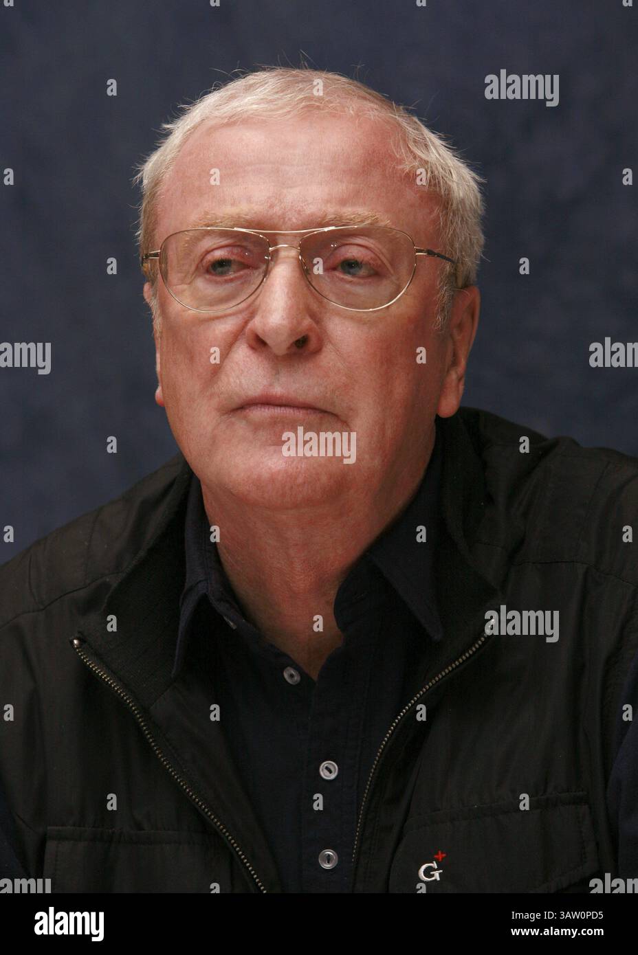 11. September 2007 – Toronto, Kanada – MICHAEL CAINE wirbt während des Toronto Film Festivals für Sleuth. Sir Michael Caine, CBE (* 14. März 1933 in Maurice Joseph Micklewhite) ist ein britischer Schauspieler und Autor. Caine ist bekannt für seinen markanten Cockney-Akzent in der Arbeiterklasse und ist in über 115 Filmen zu sehen und gilt als britische Filmikone. Seinen Durchbruch schaffte er in den 1960er Jahren mit Zulu (1964), The Ipcress File (1965), Alfie (1966), für den er für einen Academy Award, den Italian Job (1969) und Battle of Britain (1969) nominiert wurde. Zu seinen bekanntesten Rollen in den 1970er Jahren zählte Get Carter ( Stockfoto