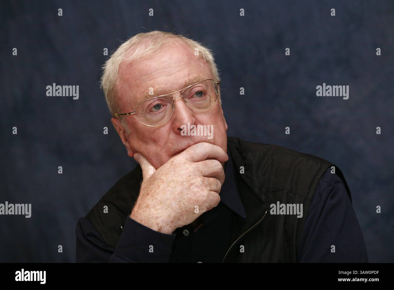 11. September 2007 – Toronto, Kanada – MICHAEL CAINE wirbt während des Toronto Film Festivals für Sleuth. Sir Michael Caine, CBE (* 14. März 1933 in Maurice Joseph Micklewhite) ist ein britischer Schauspieler und Autor. Caine ist bekannt für seinen markanten Cockney-Akzent in der Arbeiterklasse und ist in über 115 Filmen zu sehen und gilt als britische Filmikone. Seinen Durchbruch schaffte er in den 1960er Jahren mit Zulu (1964), The Ipcress File (1965), Alfie (1966), für den er für einen Academy Award, den Italian Job (1969) und Battle of Britain (1969) nominiert wurde. Zu seinen bekanntesten Rollen in den 1970er Jahren zählte Get Carter ( Stockfoto