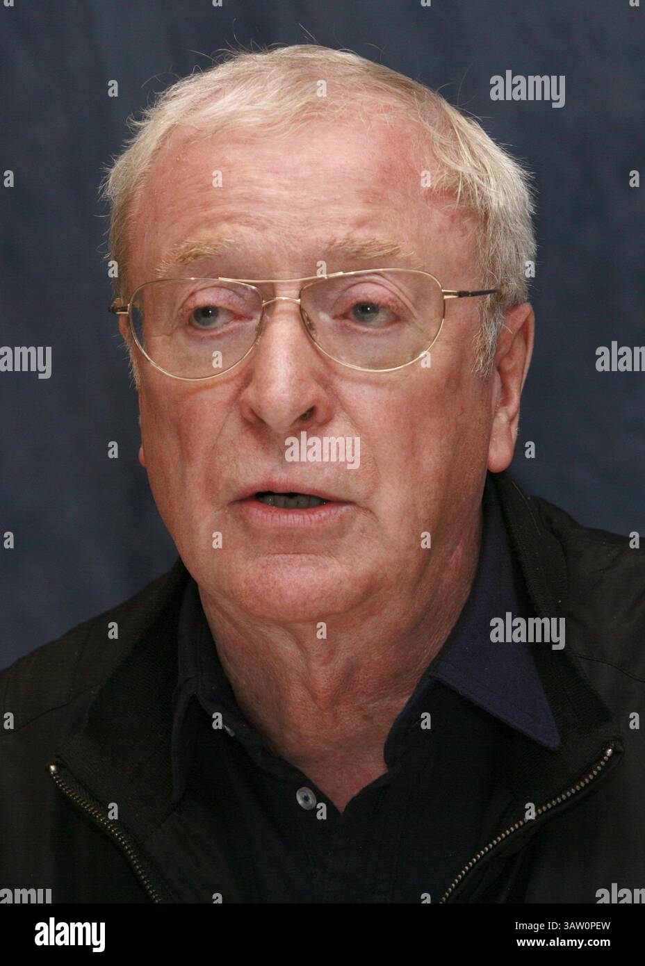 11. September 2007 – Toronto, Kanada – MICHAEL CAINE wirbt während des Toronto Film Festivals für Sleuth. Sir Michael Caine, CBE (* 14. März 1933 in Maurice Joseph Micklewhite) ist ein britischer Schauspieler und Autor. Caine ist bekannt für seinen markanten Cockney-Akzent in der Arbeiterklasse und ist in über 115 Filmen zu sehen und gilt als britische Filmikone. Seinen Durchbruch schaffte er in den 1960er Jahren mit Zulu (1964), The Ipcress File (1965), Alfie (1966), für den er für einen Academy Award, den Italian Job (1969) und Battle of Britain (1969) nominiert wurde. Zu seinen bekanntesten Rollen in den 1970er Jahren zählte Get Carter ( Stockfoto