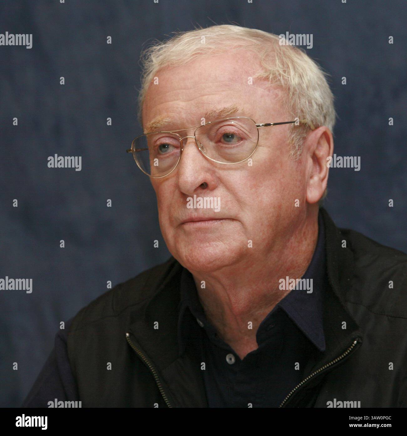 11. September 2007 – Toronto, Kanada – MICHAEL CAINE wirbt während des Toronto Film Festivals für Sleuth. Sir Michael Caine, CBE (* 14. März 1933 in Maurice Joseph Micklewhite) ist ein britischer Schauspieler und Autor. Caine ist bekannt für seinen markanten Cockney-Akzent in der Arbeiterklasse und ist in über 115 Filmen zu sehen und gilt als britische Filmikone. Seinen Durchbruch schaffte er in den 1960er Jahren mit Zulu (1964), The Ipcress File (1965), Alfie (1966), für den er für einen Academy Award, den Italian Job (1969) und Battle of Britain (1969) nominiert wurde. Zu seinen bekanntesten Rollen in den 1970er Jahren zählte Get Carter ( Stockfoto