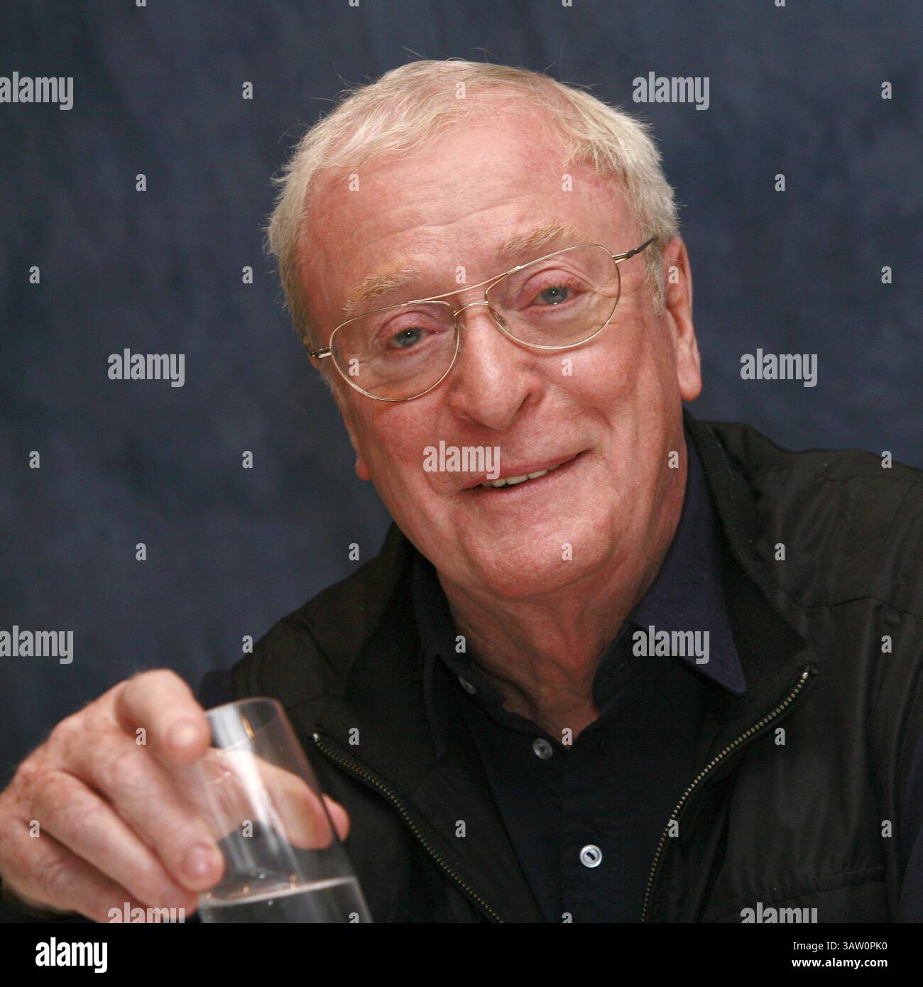 11. September 2007 – Toronto, Kanada – MICHAEL CAINE wirbt während des Toronto Film Festivals für Sleuth. Sir Michael Caine, CBE (* 14. März 1933 in Maurice Joseph Micklewhite) ist ein britischer Schauspieler und Autor. Caine ist bekannt für seinen markanten Cockney-Akzent in der Arbeiterklasse und ist in über 115 Filmen zu sehen und gilt als britische Filmikone. Seinen Durchbruch schaffte er in den 1960er Jahren mit Zulu (1964), The Ipcress File (1965), Alfie (1966), für den er für einen Academy Award, den Italian Job (1969) und Battle of Britain (1969) nominiert wurde. Zu seinen bekanntesten Rollen in den 1970er Jahren zählte Get Carter ( Stockfoto