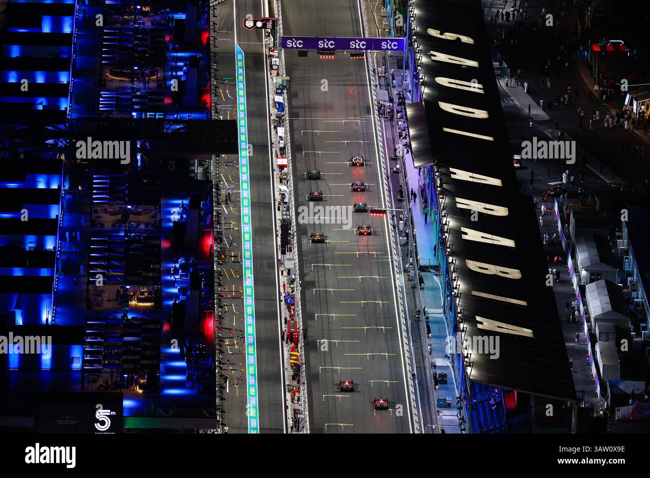 Die Scuderia Ferrari-Praxis beginnt bei Nacht beim Formel 1 STC Saudi Arabian Grand Prix 2025, 5. Runde der FIA Formel 1 Weltmeisterschaft 2025 vom 18. Bis 20. April 2025 auf dem Jeddah Corniche Circuit in Jeddah, Saudi Arabien - Foto DPPI Credit: DPPI Media/Alamy Live News Stockfoto