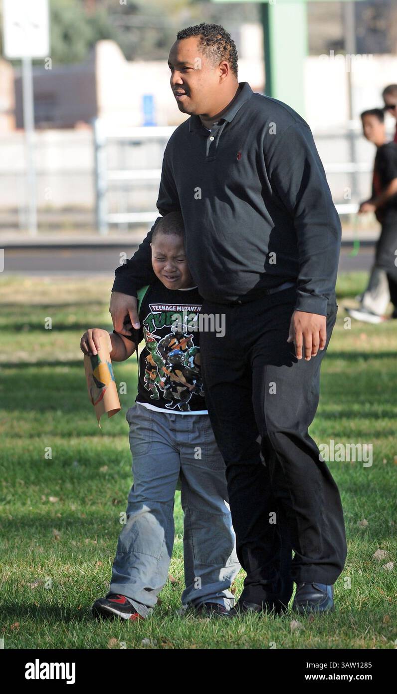 17. März 2016 – Albuquerque, NM, USA – Brandon Fayne tröstet seinen Sohn Josiah, einen Kindergärtner an der Inez Elementary School. Die Schule wurde gesperrt, nachdem Joseph Terrell vor der Polizei geflohen war, nachdem er einen Verkehrsstopp auf der Indian School vor Inez hatte, weil er einen Haftbefehl hatte. Samstag, 12. März 2016. (Bild: © Jim Thompson/Albuquerque Journal via ZUMA Wire) Stockfoto