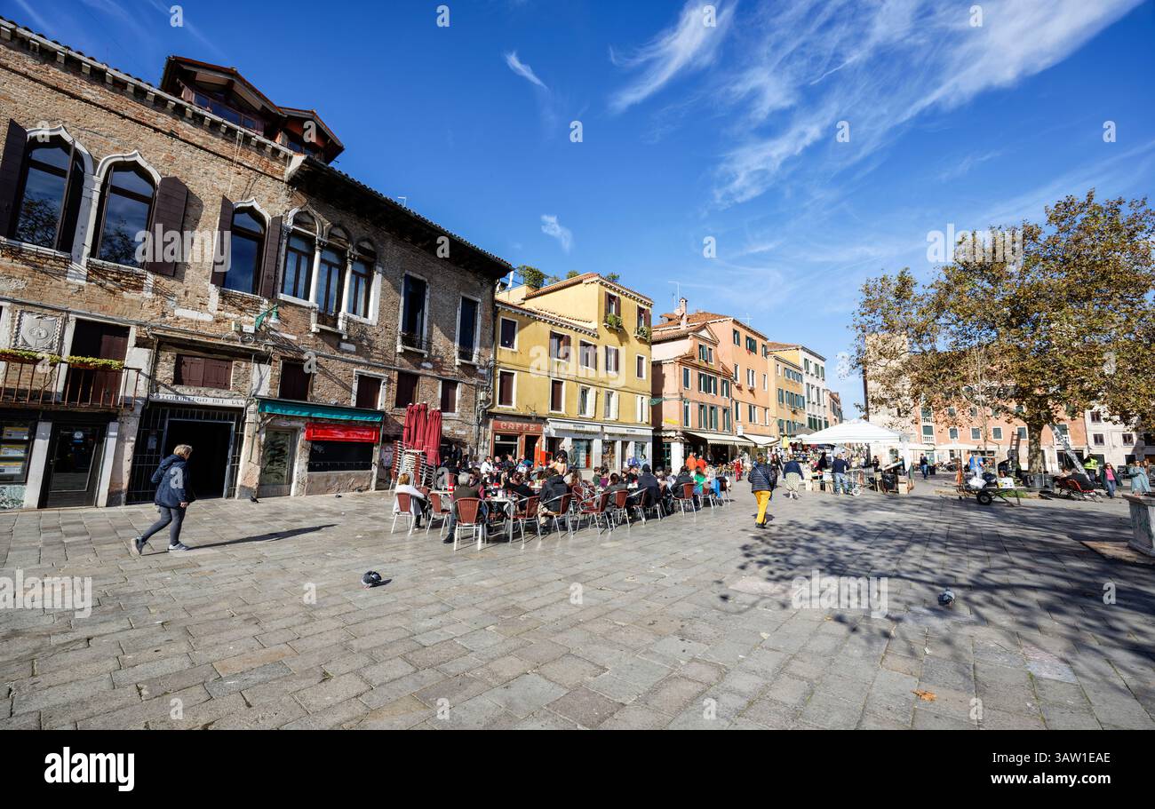 Menschen in Cafés und Restaurants in den Geschäften in Campo Santa Margherita, Dorsoduro, Venedig Stockfoto