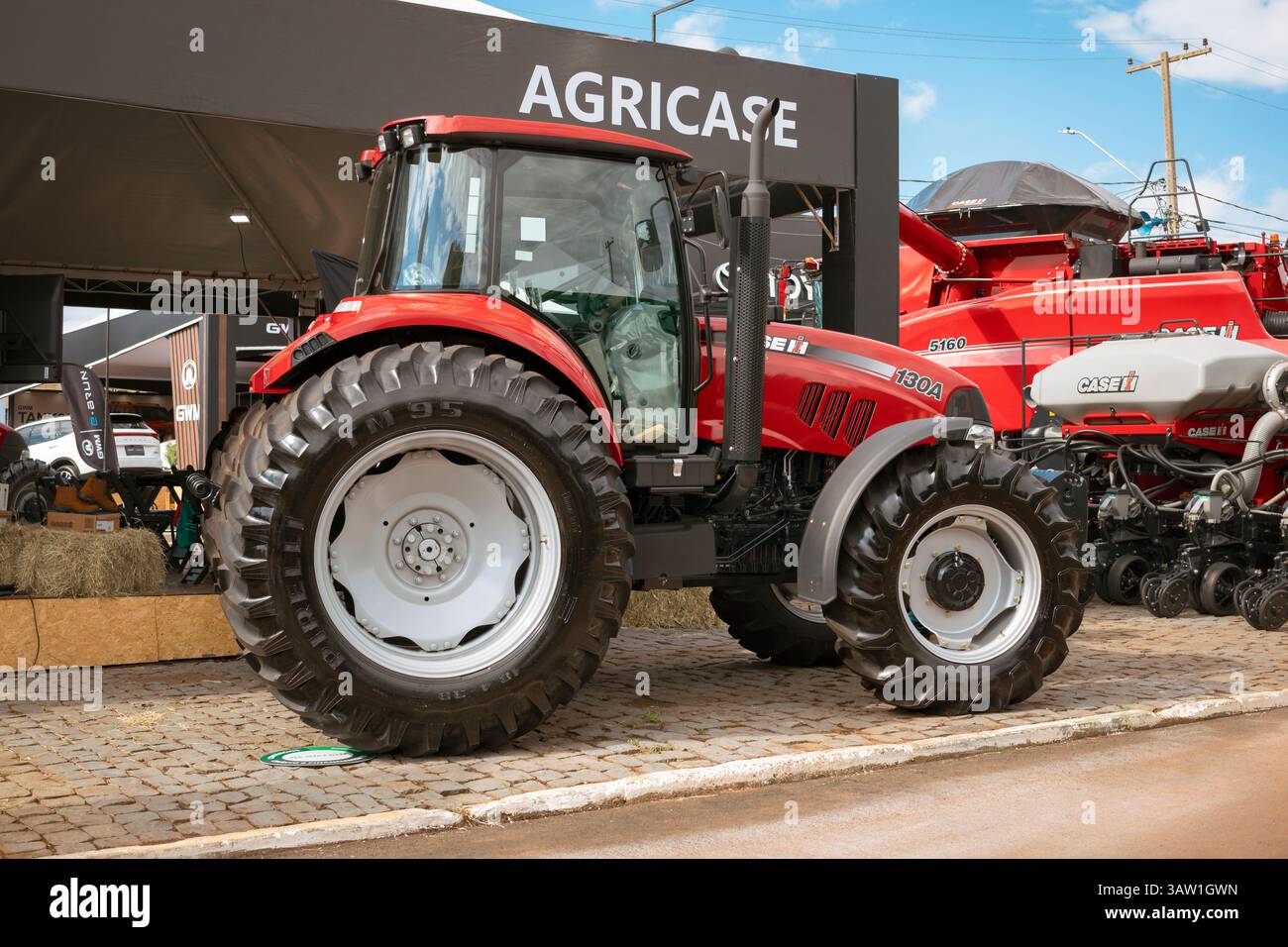 Case IH roter landwirtschaftlicher Traktor Modell 130A auf der Ausstellung auf der Landwirtschaftsmesse Expo Londrina 2025 Stockfoto