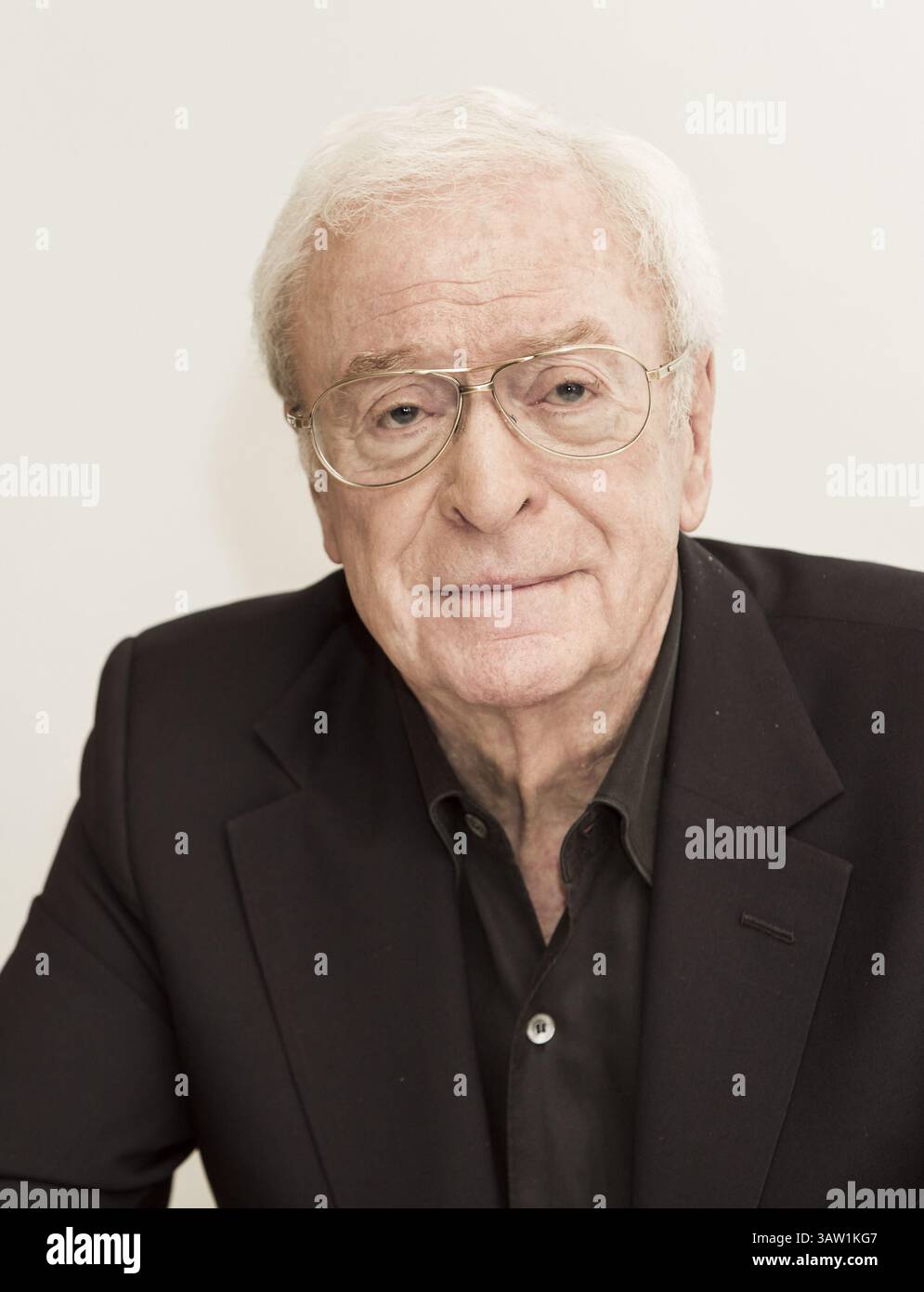 16. November 2015 – Hollywood, Kalifornien, USA – MICHAEL CAINE fördert „Jugend“. Sir Michael Caine, CBE (* 14. März 1933 in Maurice Joseph Micklewhite) ist ein britischer Schauspieler und Autor. Caine ist bekannt für seinen markanten Cockney-Akzent in der Arbeiterklasse und ist in über 115 Filmen zu sehen und gilt als britische Filmikone. Seinen Durchbruch schaffte er in den 1960er Jahren mit Zulu (1964), The Ipcress File (1965), Alfie (1966), für den er für einen Academy Award, den Italian Job (1969) und Battle of Britain (1969) nominiert wurde. Zu seinen bekanntesten Rollen in den 1970er Jahren gehörten Get Carter (1971), The Last Valley, Stockfoto