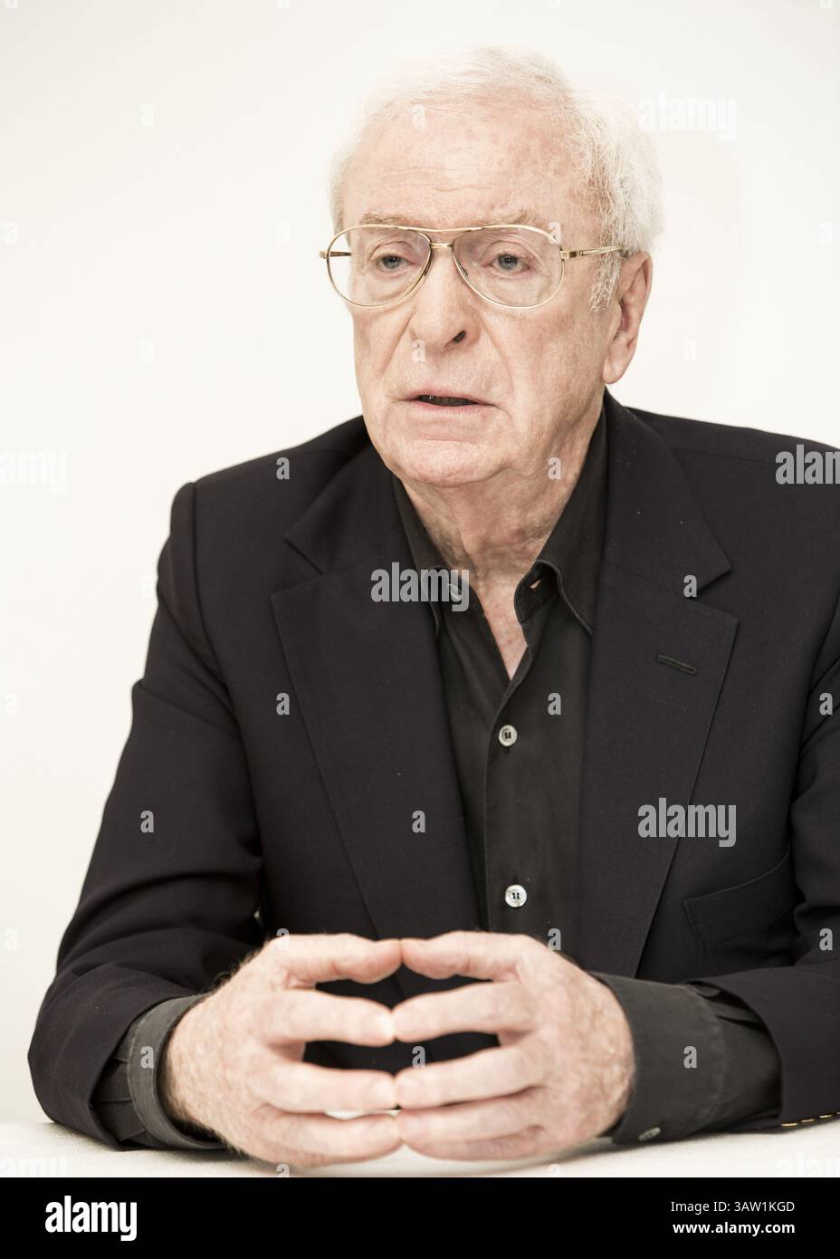 16. November 2015 – Hollywood, Kalifornien, USA – MICHAEL CAINE fördert „Jugend“. Sir Michael Caine, CBE (* 14. März 1933 in Maurice Joseph Micklewhite) ist ein britischer Schauspieler und Autor. Caine ist bekannt für seinen markanten Cockney-Akzent in der Arbeiterklasse und ist in über 115 Filmen zu sehen und gilt als britische Filmikone. Seinen Durchbruch schaffte er in den 1960er Jahren mit Zulu (1964), The Ipcress File (1965), Alfie (1966), für den er für einen Academy Award, den Italian Job (1969) und Battle of Britain (1969) nominiert wurde. Zu seinen bekanntesten Rollen in den 1970er Jahren gehörten Get Carter (1971), The Last Valley, Stockfoto