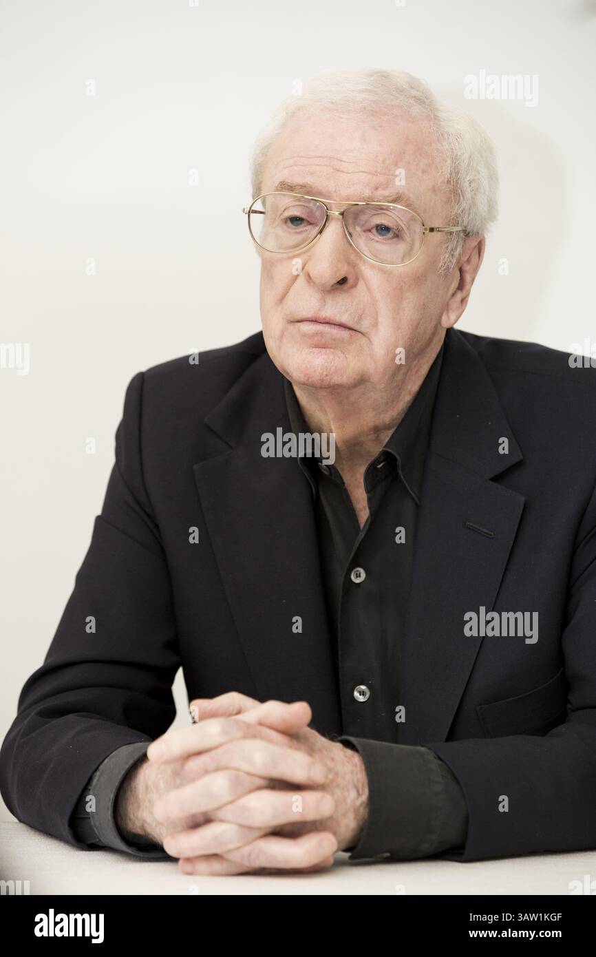 16. November 2015 – Hollywood, Kalifornien, USA – MICHAEL CAINE fördert „Jugend“. Sir Michael Caine, CBE (* 14. März 1933 in Maurice Joseph Micklewhite) ist ein britischer Schauspieler und Autor. Caine ist bekannt für seinen markanten Cockney-Akzent in der Arbeiterklasse und ist in über 115 Filmen zu sehen und gilt als britische Filmikone. Seinen Durchbruch schaffte er in den 1960er Jahren mit Zulu (1964), The Ipcress File (1965), Alfie (1966), für den er für einen Academy Award, den Italian Job (1969) und Battle of Britain (1969) nominiert wurde. Zu seinen bekanntesten Rollen in den 1970er Jahren gehörten Get Carter (1971), The Last Valley, Stockfoto