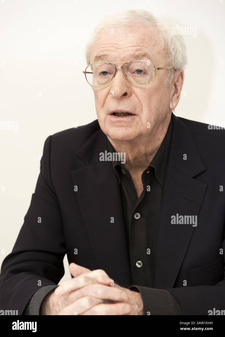 16. November 2015 – Hollywood, Kalifornien, USA – MICHAEL CAINE fördert „Jugend“. Sir Michael Caine, CBE (* 14. März 1933 in Maurice Joseph Micklewhite) ist ein britischer Schauspieler und Autor. Caine ist bekannt für seinen markanten Cockney-Akzent in der Arbeiterklasse und ist in über 115 Filmen zu sehen und gilt als britische Filmikone. Seinen Durchbruch schaffte er in den 1960er Jahren mit Zulu (1964), The Ipcress File (1965), Alfie (1966), für den er für einen Academy Award, den Italian Job (1969) und Battle of Britain (1969) nominiert wurde. Zu seinen bekanntesten Rollen in den 1970er Jahren gehörten Get Carter (1971), The Last Valley, Stockfoto