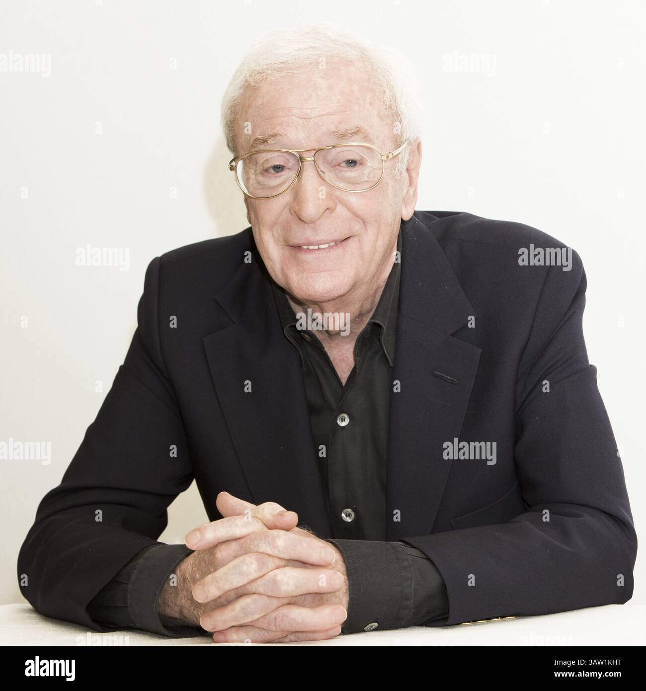 16. November 2015 – Hollywood, Kalifornien, USA – MICHAEL CAINE fördert „Jugend“. Sir Michael Caine, CBE (* 14. März 1933 in Maurice Joseph Micklewhite) ist ein britischer Schauspieler und Autor. Caine ist bekannt für seinen markanten Cockney-Akzent in der Arbeiterklasse und ist in über 115 Filmen zu sehen und gilt als britische Filmikone. Seinen Durchbruch schaffte er in den 1960er Jahren mit Zulu (1964), The Ipcress File (1965), Alfie (1966), für den er für einen Academy Award, den Italian Job (1969) und Battle of Britain (1969) nominiert wurde. Zu seinen bekanntesten Rollen in den 1970er Jahren gehörten Get Carter (1971), The Last Valley, Stockfoto