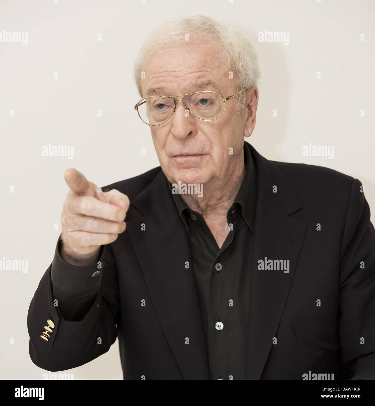 16. November 2015 – Hollywood, Kalifornien, USA – MICHAEL CAINE fördert „Jugend“. Sir Michael Caine, CBE (* 14. März 1933 in Maurice Joseph Micklewhite) ist ein britischer Schauspieler und Autor. Caine ist bekannt für seinen markanten Cockney-Akzent in der Arbeiterklasse und ist in über 115 Filmen zu sehen und gilt als britische Filmikone. Seinen Durchbruch schaffte er in den 1960er Jahren mit Zulu (1964), The Ipcress File (1965), Alfie (1966), für den er für einen Academy Award, den Italian Job (1969) und Battle of Britain (1969) nominiert wurde. Zu seinen bekanntesten Rollen in den 1970er Jahren gehörten Get Carter (1971), The Last Valley, Stockfoto