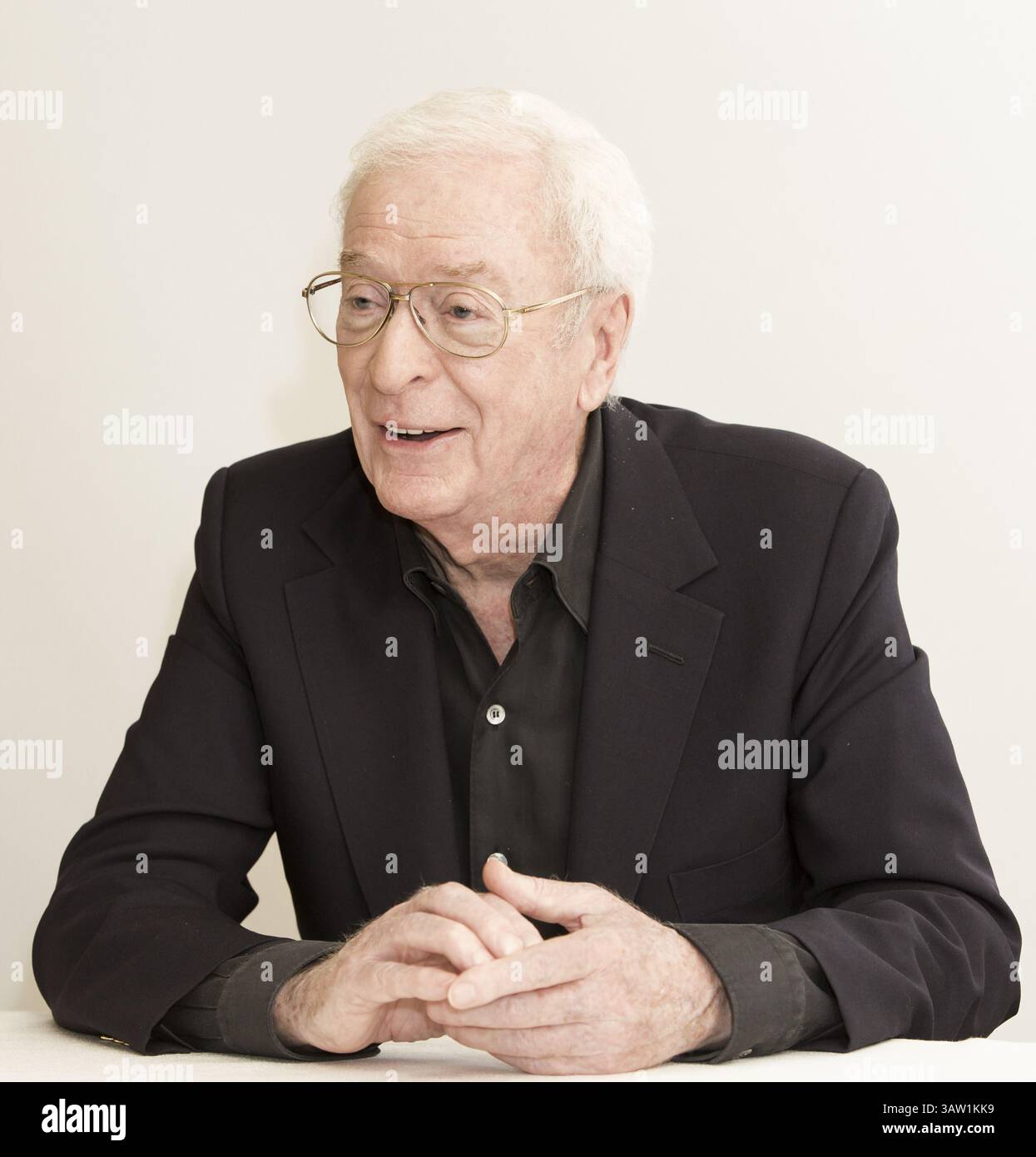 16. November 2015 – Hollywood, Kalifornien, USA – MICHAEL CAINE fördert „Jugend“. Sir Michael Caine, CBE (* 14. März 1933 in Maurice Joseph Micklewhite) ist ein britischer Schauspieler und Autor. Caine ist bekannt für seinen markanten Cockney-Akzent in der Arbeiterklasse und ist in über 115 Filmen zu sehen und gilt als britische Filmikone. Seinen Durchbruch schaffte er in den 1960er Jahren mit Zulu (1964), The Ipcress File (1965), Alfie (1966), für den er für einen Academy Award, den Italian Job (1969) und Battle of Britain (1969) nominiert wurde. Zu seinen bekanntesten Rollen in den 1970er Jahren gehörten Get Carter (1971), The Last Valley, Stockfoto