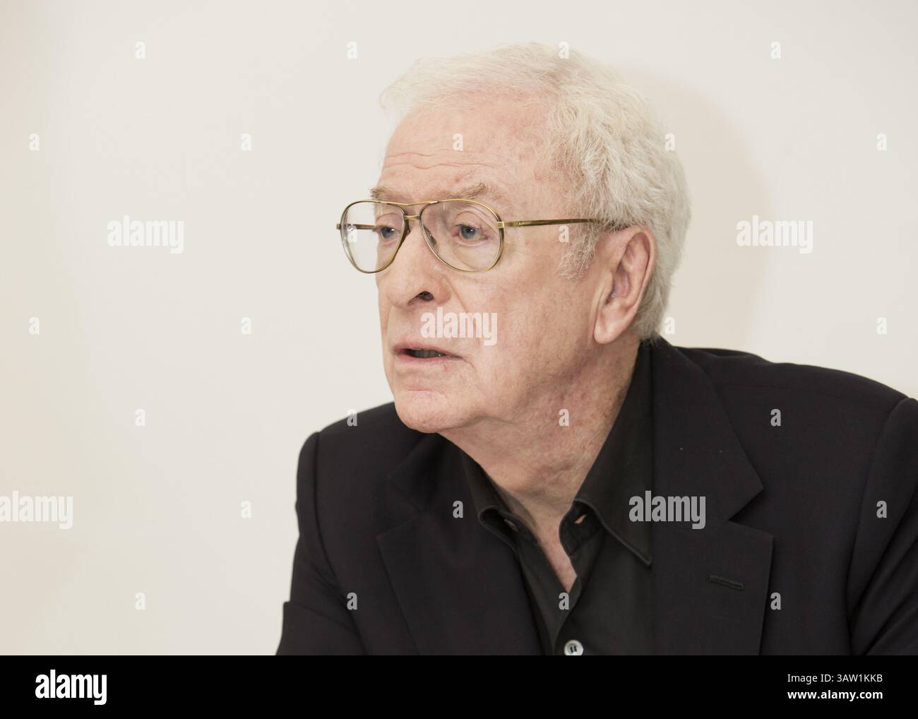 16. November 2015 – Hollywood, Kalifornien, USA – MICHAEL CAINE fördert „Jugend“. Sir Michael Caine, CBE (* 14. März 1933 in Maurice Joseph Micklewhite) ist ein britischer Schauspieler und Autor. Caine ist bekannt für seinen markanten Cockney-Akzent in der Arbeiterklasse und ist in über 115 Filmen zu sehen und gilt als britische Filmikone. Seinen Durchbruch schaffte er in den 1960er Jahren mit Zulu (1964), The Ipcress File (1965), Alfie (1966), für den er für einen Academy Award, den Italian Job (1969) und Battle of Britain (1969) nominiert wurde. Zu seinen bekanntesten Rollen in den 1970er Jahren gehörten Get Carter (1971), The Last Valley, Stockfoto