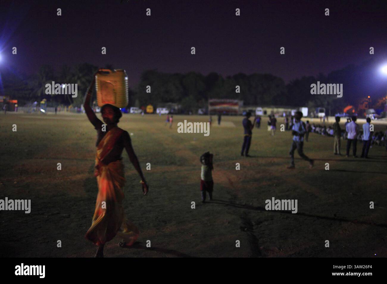 Mai 2016 - Mumbai, Maharashtra, Indien - 1. Mai 2016 - Mumbai - INDIEN..1. Mai da es ein Feiertag ist, gab es keine Wasserversorgung im Lager, so dass Eine Frau und ein Kind zu den nahegelegenen Kolonien laufen mussten, um Trinkwasser im temporären Dürreflüchtlingscamp in Barvenagar in Ghatkopar in Mumbai zu holen..IndiaÃs Dürreflüchtlinge..aufgrund der schlimmsten Dürre in Maharashtra seit Jahrzehnten ; die Migration in die Städte ist inzwischen zu einem massiven Phänomen unter den von der anhaltenden Dürre betroffenen Menschen geworden. (Kreditbild: © Subhash Sharma via ZUMA Wire) Stockfoto