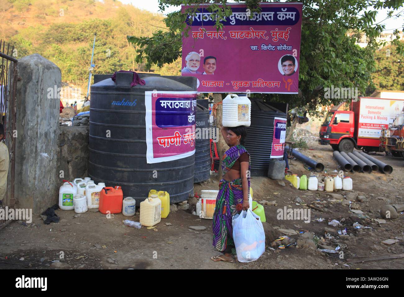 Mai 2016 - Mumbai, Maharashtra, Indien - 1. Mai 2016 - Mumbai - INDIEN..1. Mai da es ein Feiertag ist, gab es keine Wasserversorgung im Lager, so dass Eine Frau und ein Kind zu den nahegelegenen Kolonien laufen mussten, um Trinkwasser im temporären Dürreflüchtlingscamp in Barvenagar in Ghatkopar in Mumbai zu holen..IndiaÃs Dürreflüchtlinge..aufgrund der schlimmsten Dürre in Maharashtra seit Jahrzehnten ; die Migration in die Städte ist inzwischen zu einem massiven Phänomen unter den von der anhaltenden Dürre betroffenen Menschen geworden. (Kreditbild: © Subhash Sharma via ZUMA Wire) Stockfoto