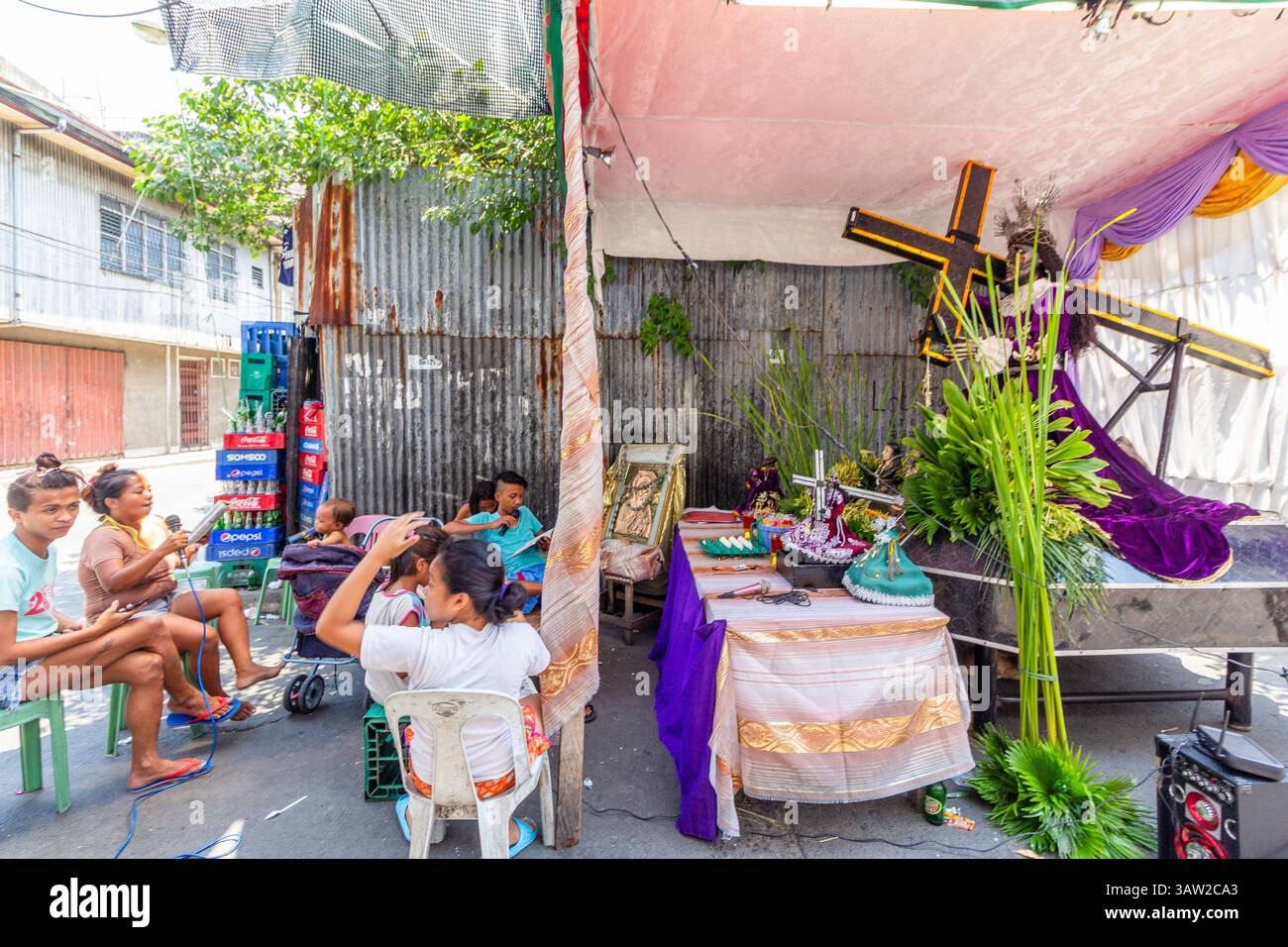 Filipinos nehmen am Pabasa Teil, einem traditionellen Gesang von Christi Leidenschaft und Tod, vor einem Bild des Jesus Nazareno während der ersten Karwoche Stockfoto