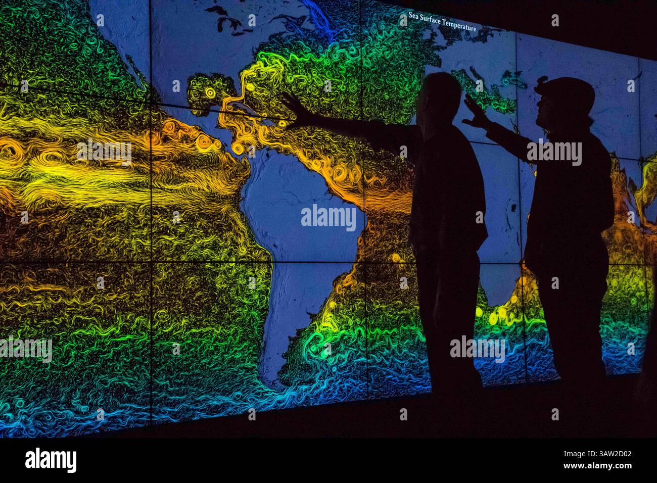 23. April 2016 – Greenbelt, MD, USA – der Schauspieler und Umweltaktivist Leonardo DiCaprio, rechts, sieht im Goddard Space Flight Center am 23. April 2016 in Greenbelt, Maryland, ein wandgroßes Display mit Klimadaten mit Dr. Piers Sellers. DiCaprio produziert derzeit einen Dokumentarfilm über den Klimawandel. (Bild: © Rebecca Roth/Planet Pix via ZUMA Wire) Stockfoto
