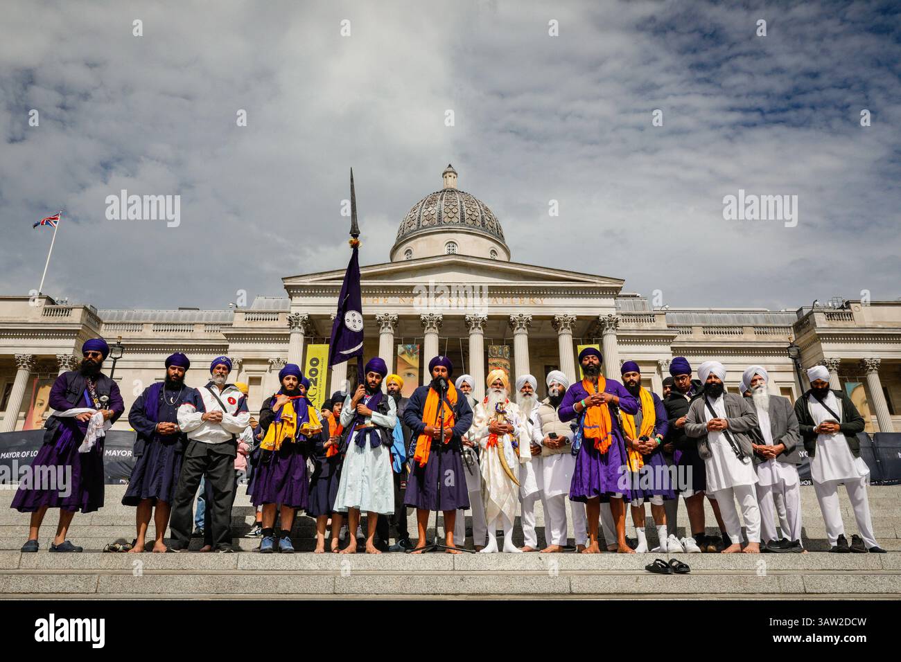 London, Großbritannien. April 2025. Eine Gruppe in traditioneller Sikh-Kleidung und traditionellen Accessoires wie dem Kirpan (Schwert oder Dolch) und kara (Stahlarmband) eröffnen das Festival mit einer Parade um den Platz und einem kurzen Gebet auf den Stufen vor der Nationalgalerie. Das Vaisakhi Festival, eine Feier der Sikh-Kultur und des Kulturerbes, wird mit Aufführungen, Musik, Essen, Gemeinschaftsaktivitäten und Freude für alle am Trafalgar Square gefeiert. Vaisakhi ist eines der wichtigsten Termine im Sikh-Kalender und wird weltweit gefeiert. Quelle: Imageplotter/Alamy Live News Stockfoto