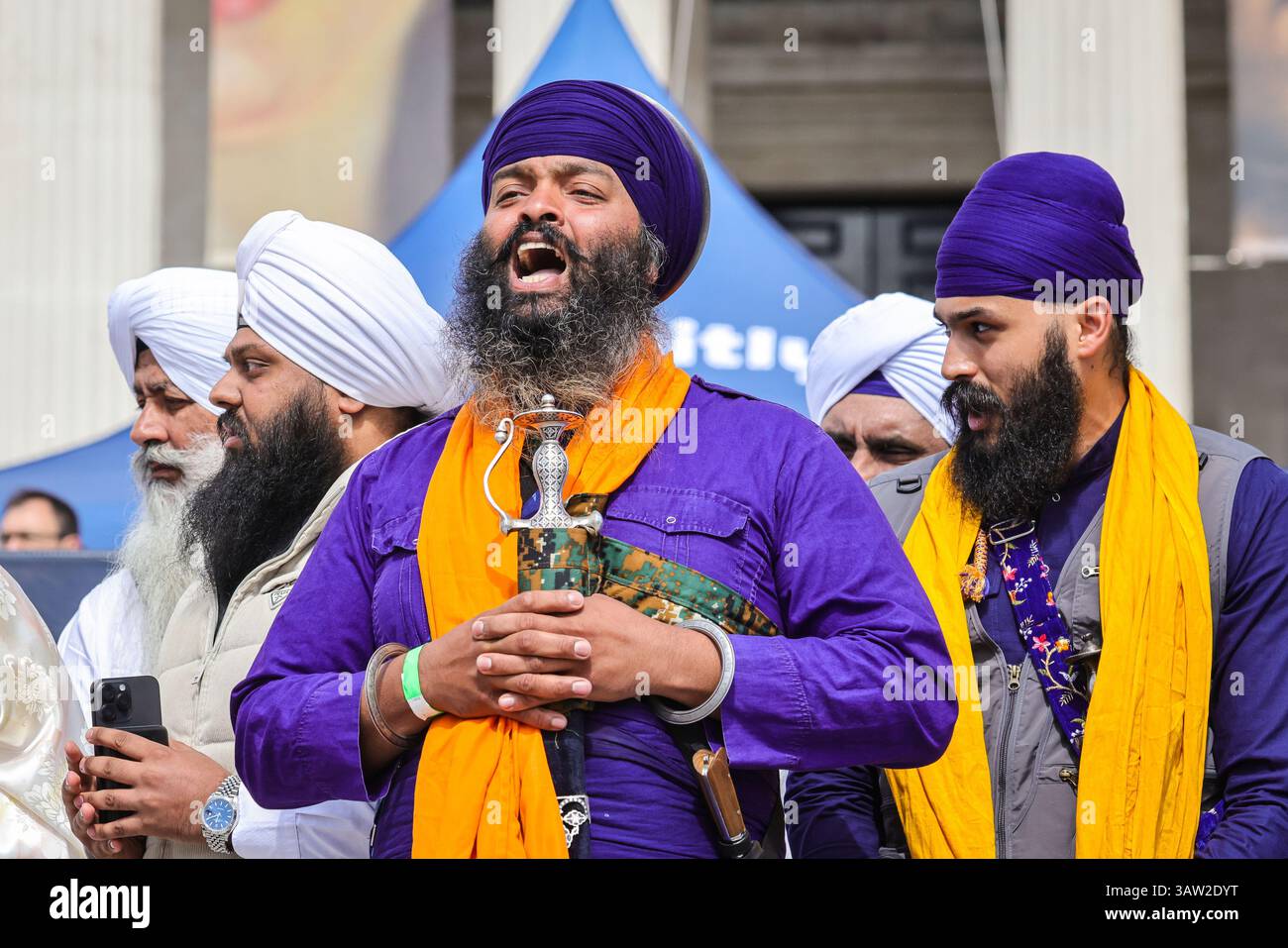 London, Großbritannien. April 2025. Eine Gruppe in traditioneller Sikh-Kleidung und traditionellen Accessoires wie dem Kirpan (Schwert oder Dolch) und kara (Stahlarmband) eröffnen das Festival mit einer Parade um den Platz und einem kurzen Gebet auf den Stufen vor der Nationalgalerie. Das Vaisakhi Festival, eine Feier der Sikh-Kultur und des Kulturerbes, wird mit Aufführungen, Musik, Essen, Gemeinschaftsaktivitäten und Freude für alle am Trafalgar Square gefeiert. Vaisakhi ist eines der wichtigsten Termine im Sikh-Kalender und wird weltweit gefeiert. Quelle: Imageplotter/Alamy Live News Stockfoto