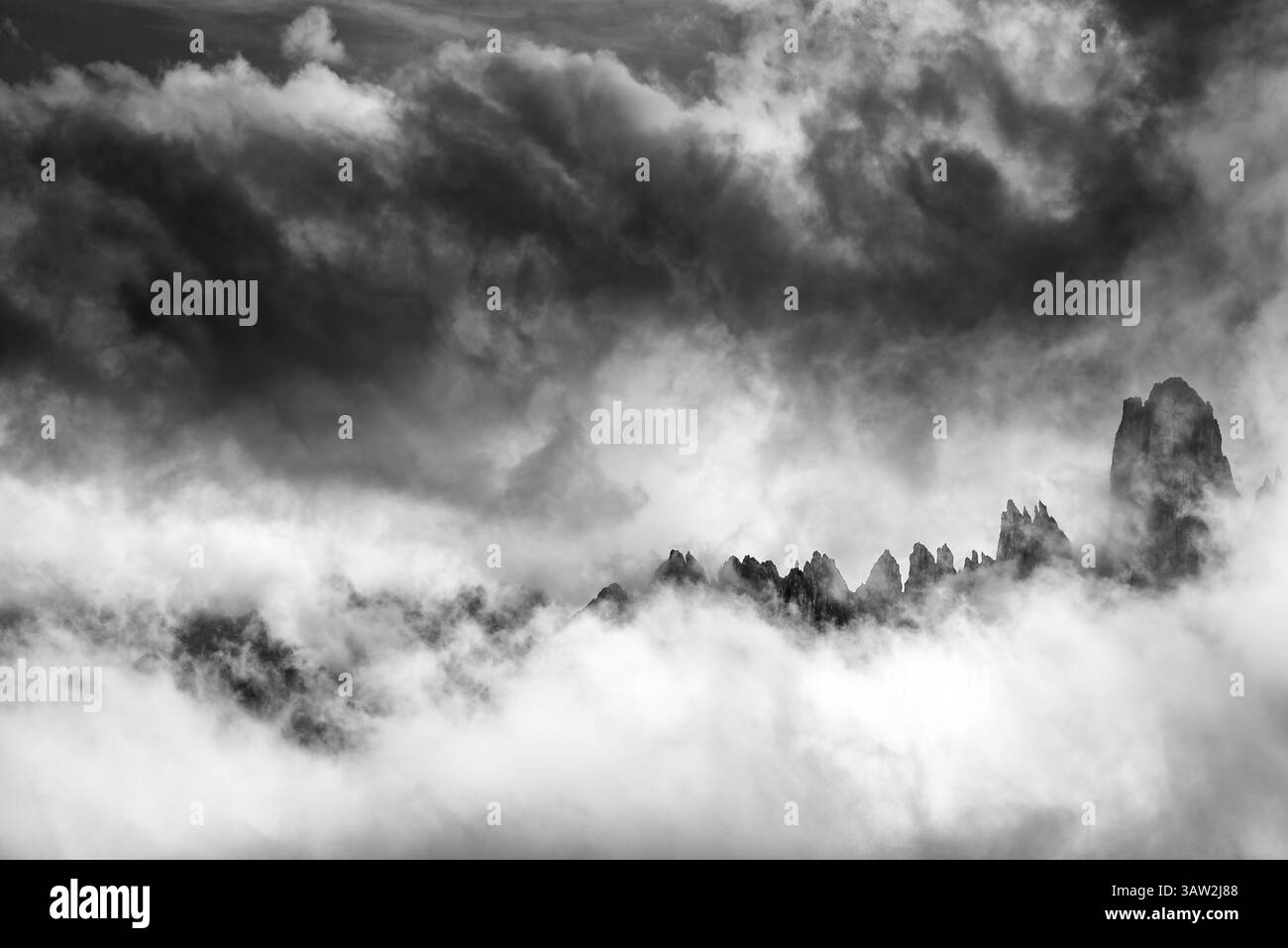 Dramatische schwarz-weiße Landschaft der dolomiten, umgeben von Nebel und Wolken, schaffen eine geheimnisvolle und eindrucksvolle Atmosphäre Stockfoto