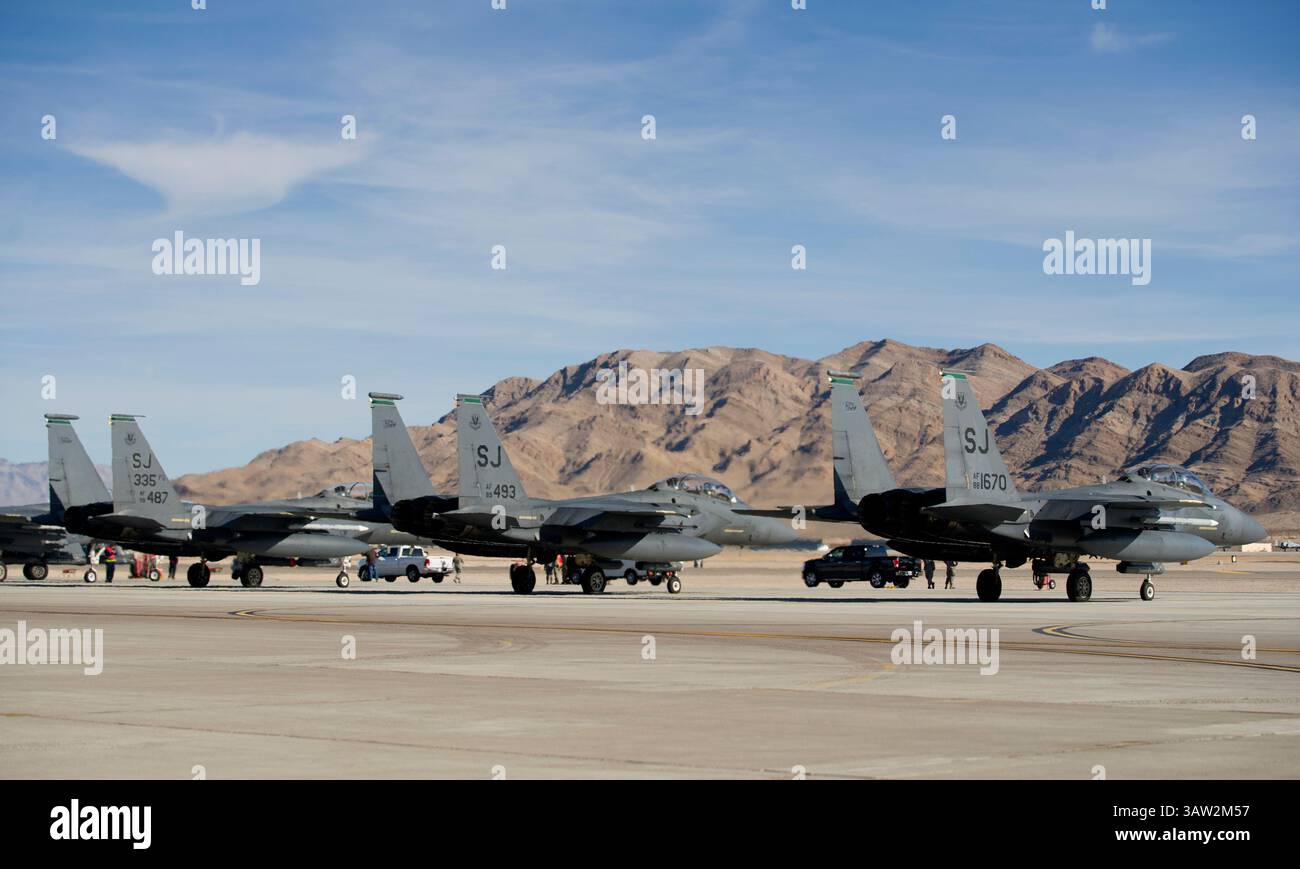Drei F-15E Strike Eagles von der Seymour Johnson Air Force Base, N.C., sitzen vor dem Start am ersten Tag der Red Flag 16.-1. Januar auf der Fluglinie. Stockfoto