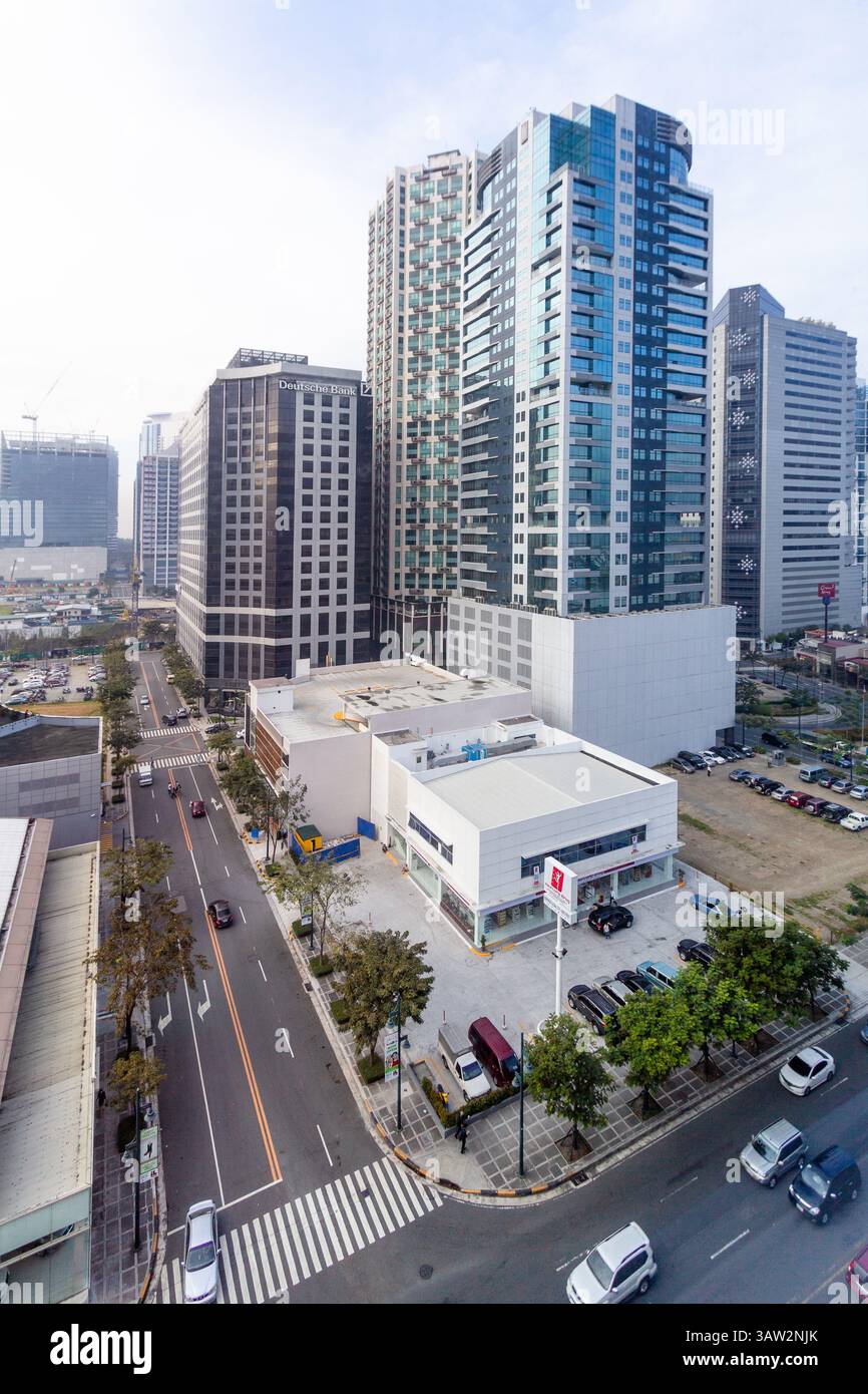 Blick auf eine Straße gesäumt von hohen modernen Gebäuden in Bonifacio Global City (BGC), Taguig, Metro Manila, Philippinen Stockfoto