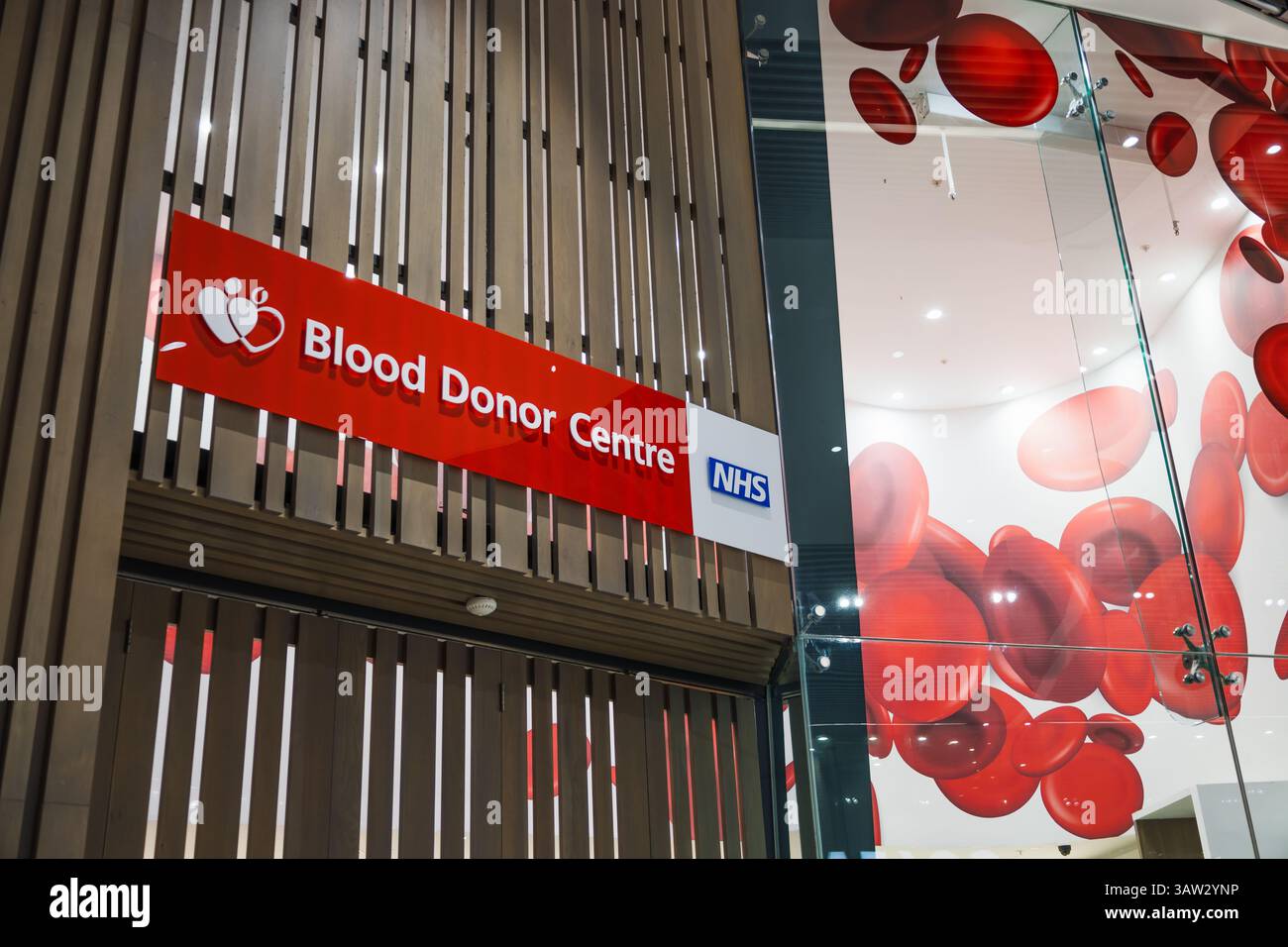 Eingang zum Blutspendezentrum mit NHS-Logo. London, UK, 10. Februar 2024 Stockfoto