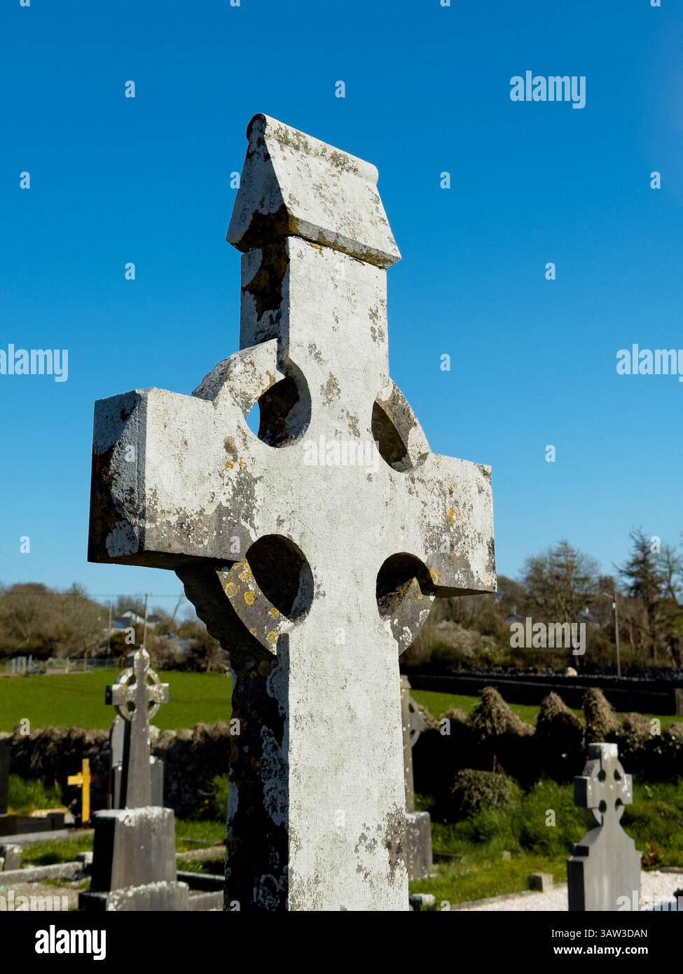 Auf einem Dorffriedhof im County Galway, Irland, ist der typische Grabstein ein ein stilisiertes keltisches Kreuz Stockfoto