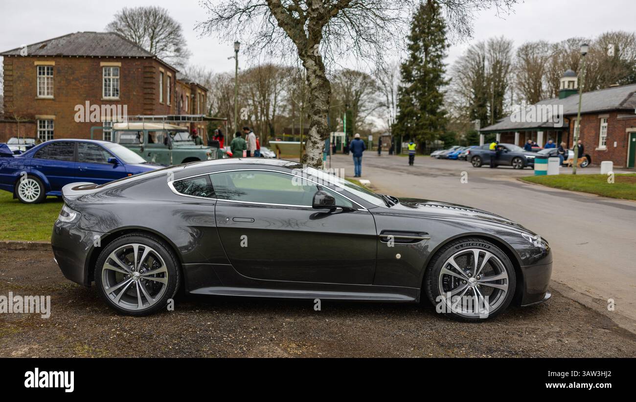 2013 Aston Martin V12 Vantage, ausgestellt auf der Bicester Heritage Assembly am 16. März 2025. Stockfoto